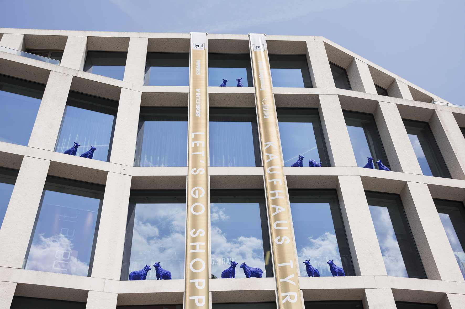 Die „Blaue Friedensherde“, lauter blaue Schafe - ein aufsehenerregendes Projekt des deutschen Aktionskünstlerpaares Bertamaria Reetz und Rainer Bonk, „graste“ von 11. bis 13. Juni 2015 im und vor dem Kaufhaus Tyrol. Vizebürgermeister Christoph Kaufmann kam vorbei, um sich die Ausstellungsstücke selbst anzusehen. Mit dabei waren auch Florian Fledersbacher (Marketing Manager Kaufhaus Tyrol) sowie die Künstlerin Bertamaria Reetz.