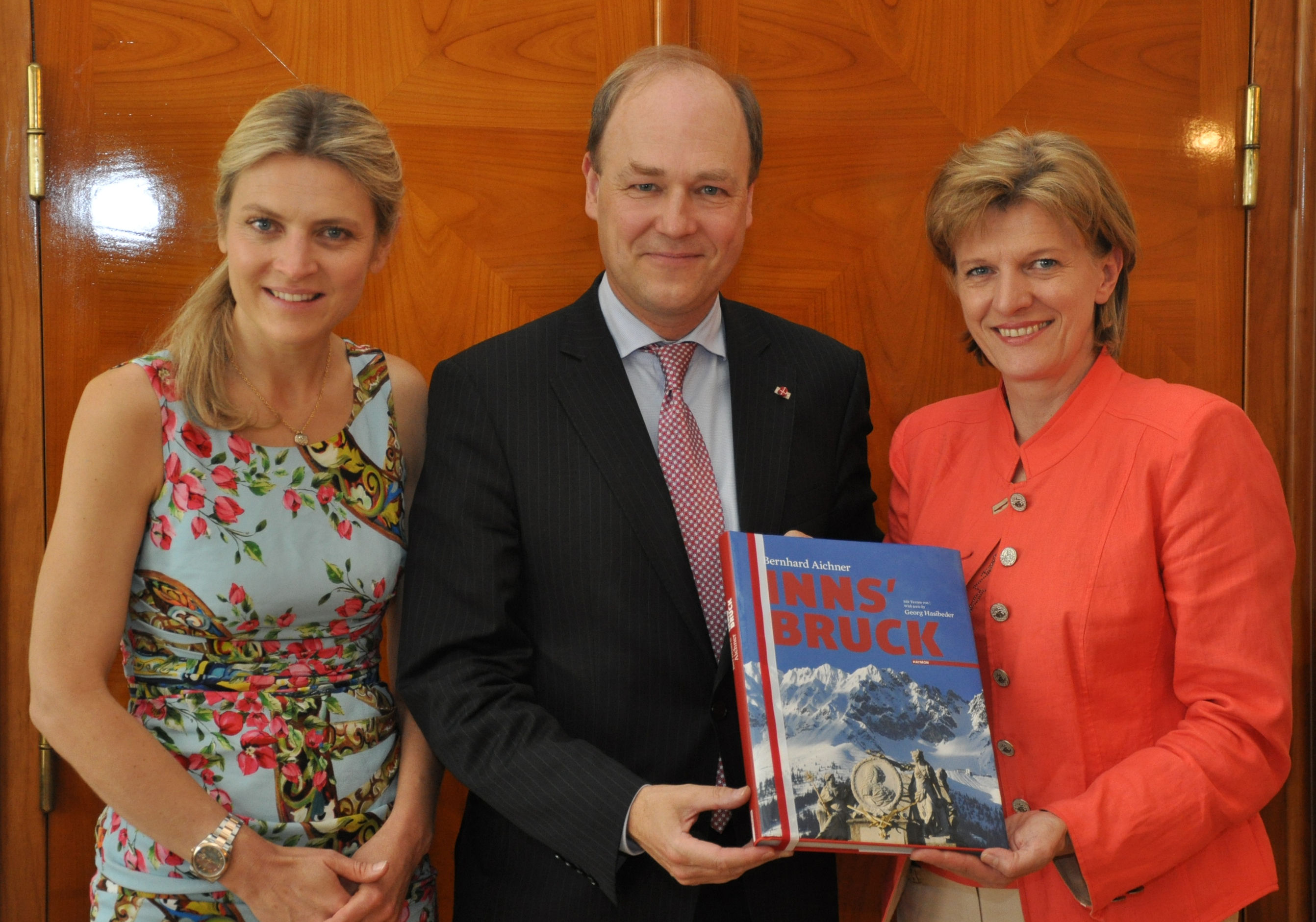 Der neue belgische Botschafter S.E. Willem Van de Voorde stattete Bürgermeisterin Christine Oppitz-Plörer einen Besuch ab. Bei Tee und Kaffee wurde sich ausgetauscht. Als kleine Aufmerksamkeit bekam Van de Voorde ein Innsbruck-Buch vom Stadtoberhaupt, im Gegenzug schenkte er ein Buch über belgische Architektur. Katharina Wagensonner, belglische Honorarkonsulin für Tirol begleitete den Botschafter bei seinem Besuch.