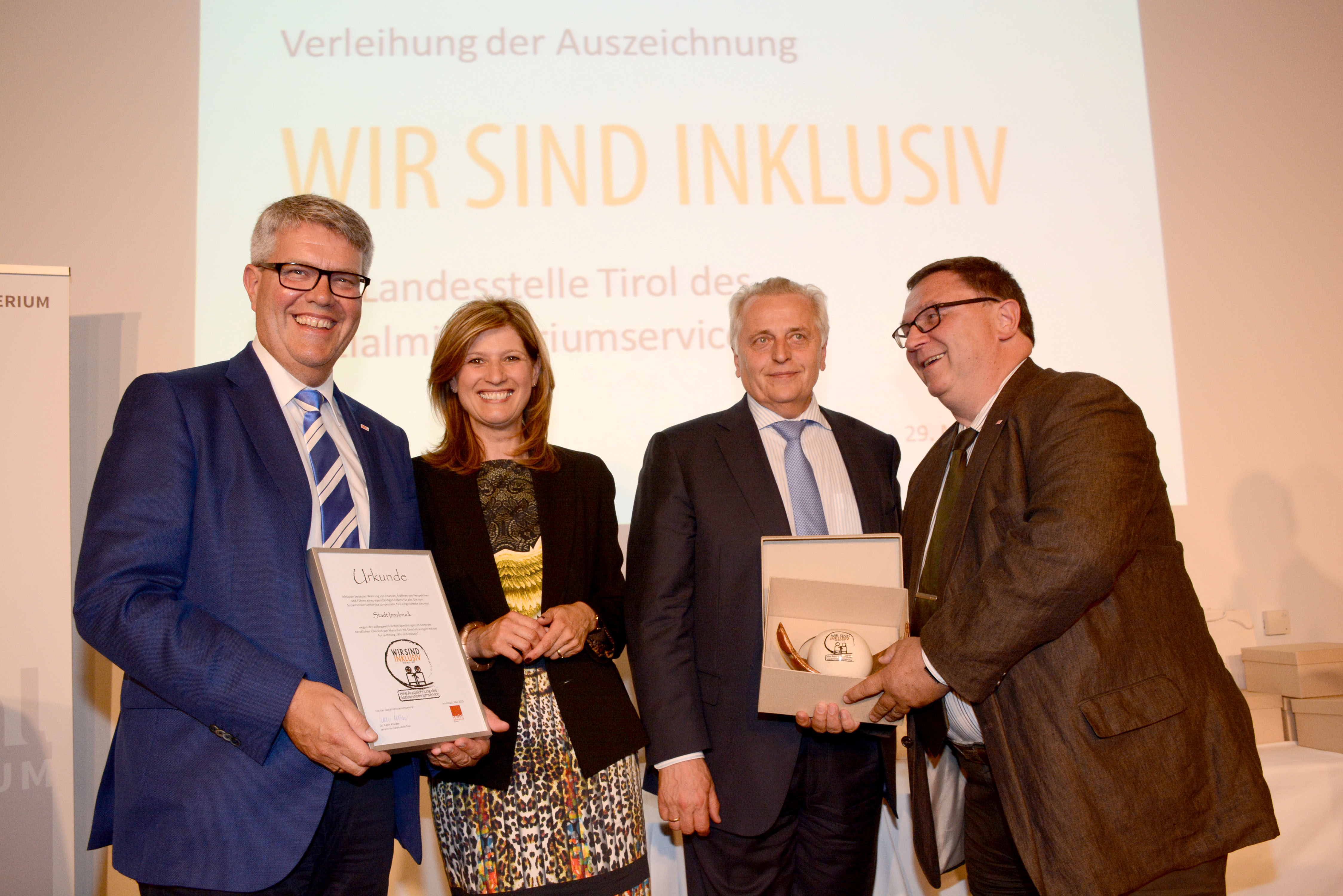 Personalamtsvorstand Ferdinand Neu (l.) und Behindertenvertrauenspension der Stadt Innsbruck, Joachim Schmitz (r.), freuen sich über die Auszeichnung. Sozialminister Rudolf Hundstorfer (2.v.r.) und Karin Klocker (Landesstellenleiterin Sozialministeriumservice Tirol) gratulierten.