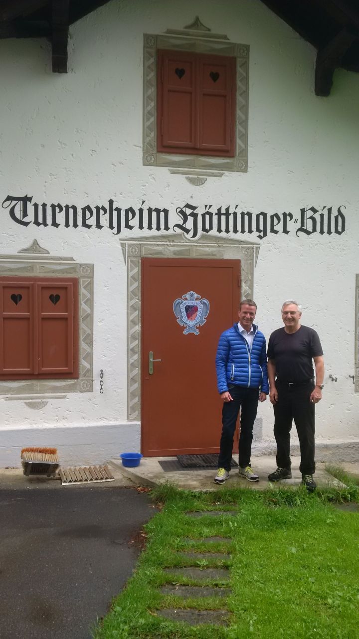 Innsbrucks Vizebürgermeister und Sportreferent Christoph Kaufmann besuchte das Vereinshaus des Turnvereins Friesen Hötting. Obmann Siggi Ploner bedankte sich für die finanzielle Unterstützung zur Sanierung der Vereinsräumlichkeiten durch die Stadtgemeinde Innsbruck. Der Verein betreut über 200 Mitglieder und bietet ein abwechslungsreiches Sportprogramm.