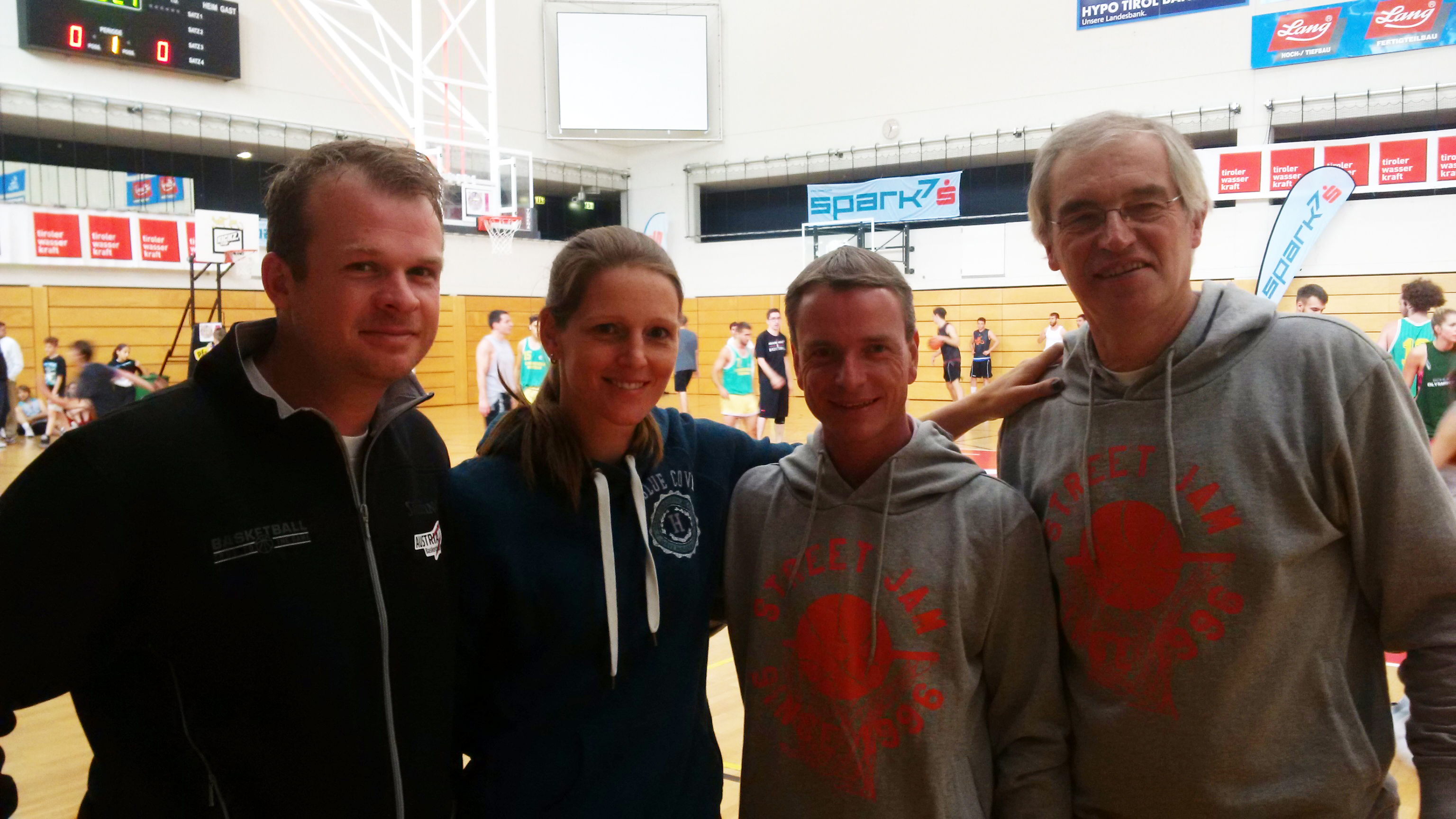 Vizebürgermeister und Sportreferent Christoph Kaufmann gratulierte  zum 20-jährigen Jubiläum der Street Jam Serie in Innsbruck. Über 60 Teams aus sechs Nationen nahmen am Turnier teil. Am Foto v.l.n.r Präsident des Tiroler Basketballverbandes Philipp Tratter, Margit Klingenschmied , Vizebürgermeister Christoph Kaufmann und Organisator der 1. Stunde und Sportehrenzeichenträger Mag. Walter Freytag. Außerdem: Vizebürgermeister Christoph Kaufmann beim legendären Jump-Ball.