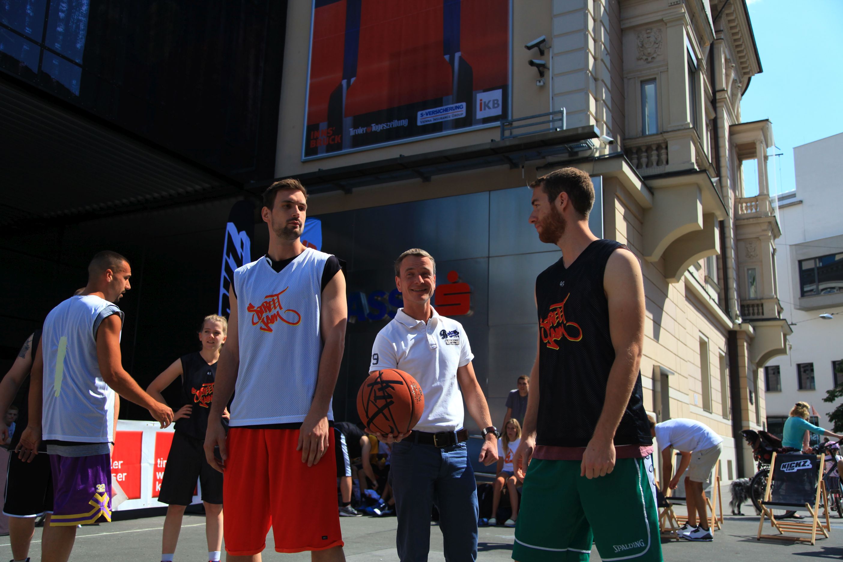 Vizebürgermeister und Sportreferent Christoph Kaufmann gratulierte  zum 20-jährigen Jubiläum der Street Jam Serie in Innsbruck. Über 60 Teams aus sechs Nationen nahmen am Turnier teil. Am Foto v.l.n.r Präsident des Tiroler Basketballverbandes Philipp Tratter, Margit Klingenschmied , Vizebürgermeister Christoph Kaufmann und Organisator der 1. Stunde und Sportehrenzeichenträger Mag. Walter Freytag. Außerdem: Vizebürgermeister Christoph Kaufmann beim legendären Jump-Ball.