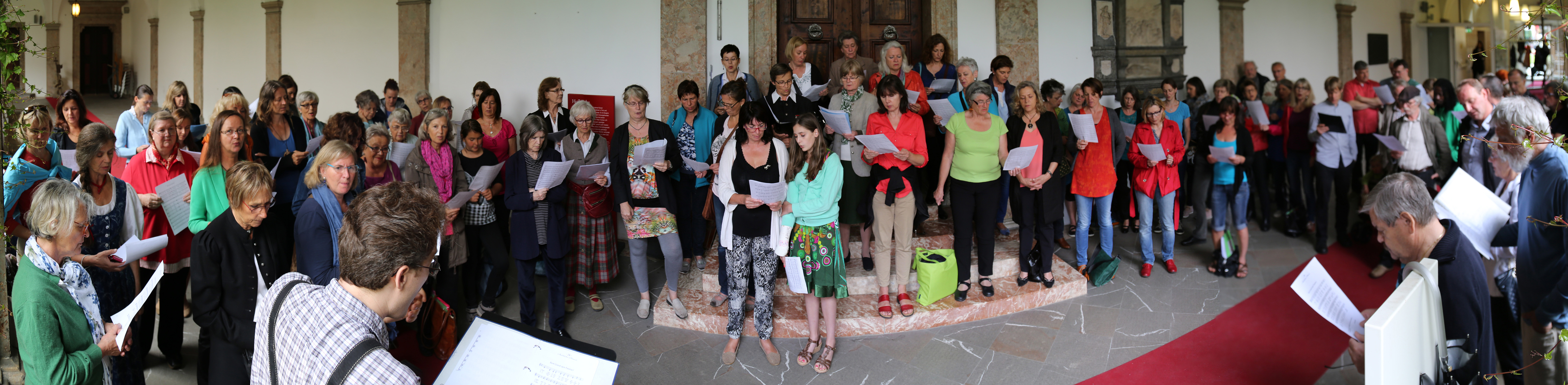 Im Hof des Volkskunstmuseums konnten Tiroler Volkslieder gelernt werden, unter anderem "Diandl i liab di".