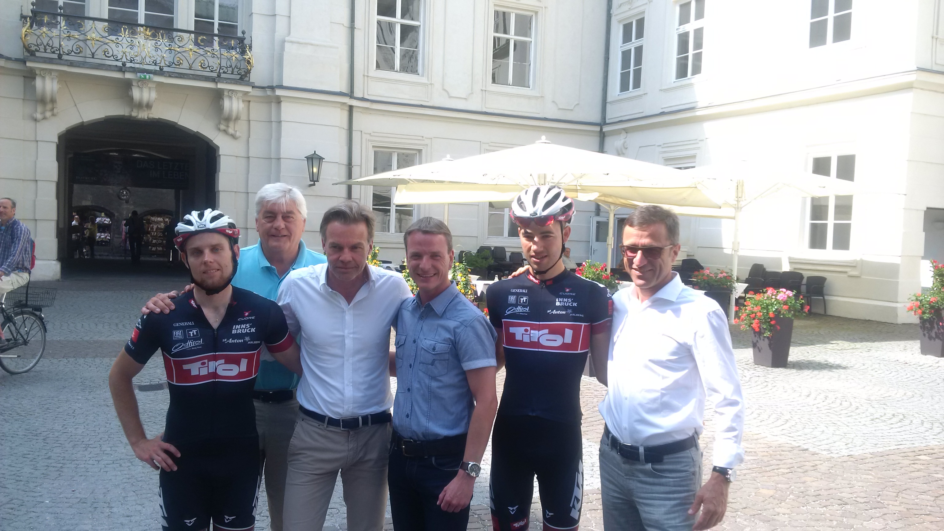 Am 04. Juli startet die Österreich-Radrundfahrt in Wien. Einen Tag zuvor stellten Dir. Fritz Kraft (Geschäftsführer Innsbruck Tourismus; 2. v. l.), Landtagsabgeordneter Mag. Thomas Pupp (3. v. l.), Vizebürgermeister Christoph Kaufmann (3. v. r.) und Josef Margreiter (Geschäftsführer der Tirol Werbung; r.) das Tirol Cycling Team in der Hofburg vor. Die 7. Etappe der Rundfahrt führt am 11. Juli von Kitzbühel nach Innsbruck. Am 12. Juli startet die Tour vom Vorplatz des Landestheaters Richtung Bregenz.