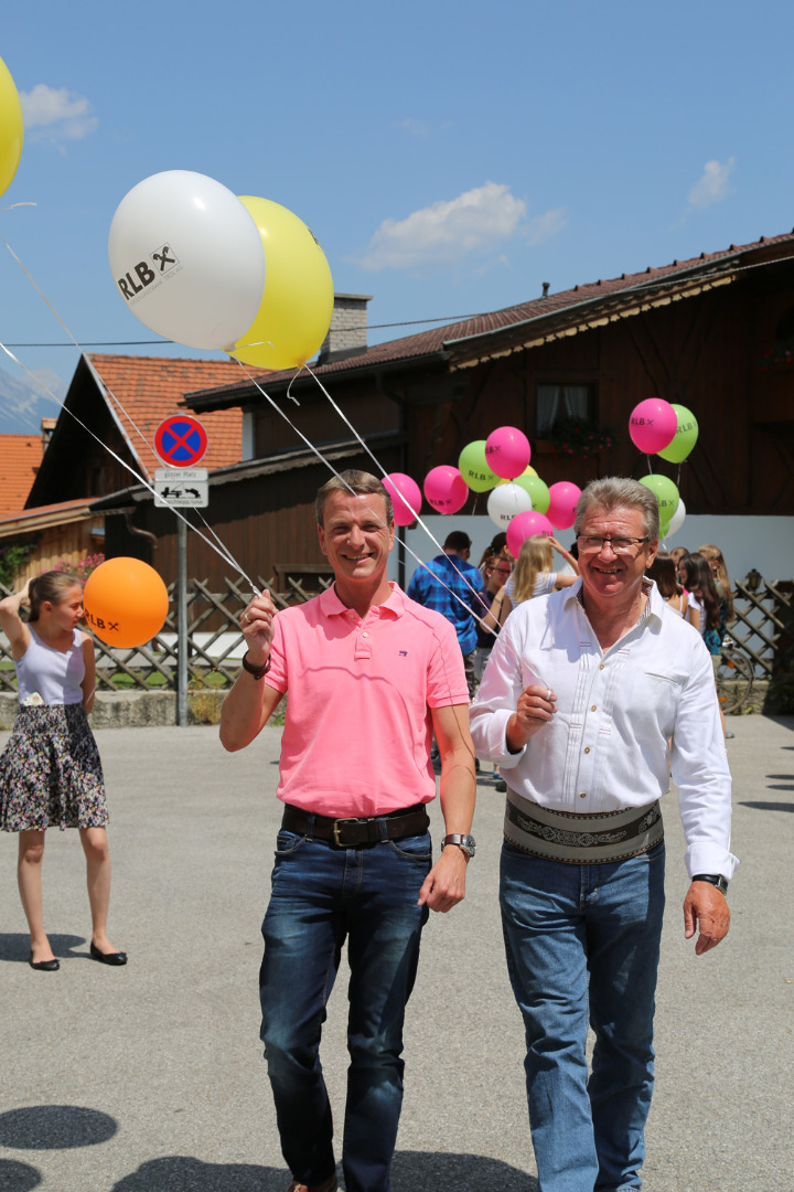 Anlässlich des 20. Amraser Dorffestes fand am 05. Juli nach neun Jahren erstmals wieder eine Marschmusikbewertung des Musikbezirkes Innsbruck-Stadt unter dem Motto "Musik in Bewegung" statt.
Neun Kapellen stellten sich den strengen Augen der Bewerter und gaben ihr Bestes. Bürgermeisterin Christine Oppitz-Plörer überreichte mit Roland Mair (GF des Tiroler Blasmusikverbandes) dem Obmann des Musikbezirkes Innsbruck-Stadt, Markus Schlenck, das Silberne Ehrenzeichen für seine besonderen Verdienste.
Die "Siegerehrung" führte stellvertretend für das Stadtoberhaupt Gemeinderätin Herlinde Keuschnigg und Gemeinderat Franz Hitzl, beide Mitglieder im Kulturausschuss, durch.