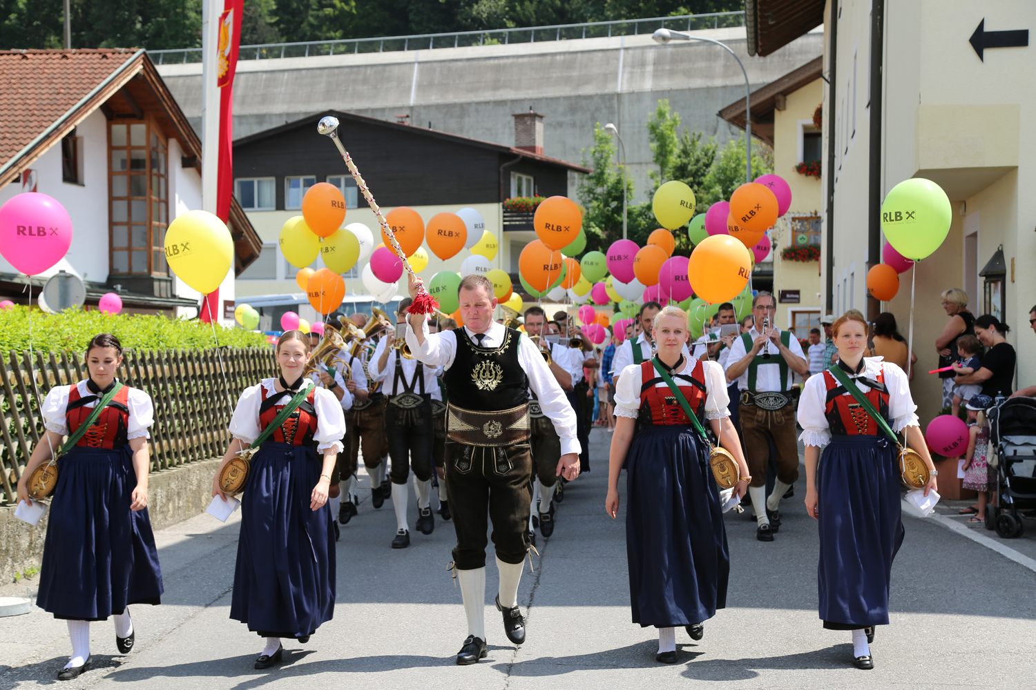 Anlässlich des 20. Amraser Dorffestes fand am 05. Juli nach neun Jahren erstmals wieder eine Marschmusikbewertung des Musikbezirkes Innsbruck-Stadt unter dem Motto "Musik in Bewegung" statt.
Neun Kapellen stellten sich den strengen Augen der Bewerter und gaben ihr Bestes. Bürgermeisterin Christine Oppitz-Plörer überreichte mit Roland Mair (GF des Tiroler Blasmusikverbandes) dem Obmann des Musikbezirkes Innsbruck-Stadt, Markus Schlenck, das Silberne Ehrenzeichen für seine besonderen Verdienste.
Die "Siegerehrung" führte stellvertretend für das Stadtoberhaupt Gemeinderätin Herlinde Keuschnigg und Gemeinderat Franz Hitzl, beide Mitglieder im Kulturausschuss, durch.