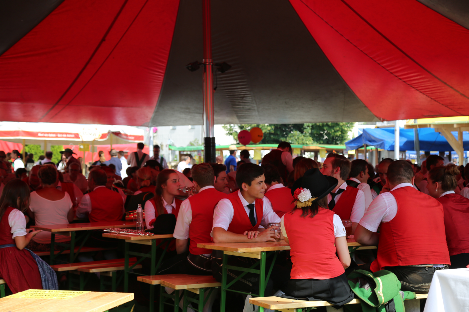 Anlässlich des 20. Amraser Dorffestes fand am 05. Juli nach neun Jahren erstmals wieder eine Marschmusikbewertung des Musikbezirkes Innsbruck-Stadt unter dem Motto "Musik in Bewegung" statt.
Neun Kapellen stellten sich den strengen Augen der Bewerter und gaben ihr Bestes. Bürgermeisterin Christine Oppitz-Plörer überreichte mit Roland Mair (GF des Tiroler Blasmusikverbandes) dem Obmann des Musikbezirkes Innsbruck-Stadt, Markus Schlenck, das Silberne Ehrenzeichen für seine besonderen Verdienste.
Die "Siegerehrung" führte stellvertretend für das Stadtoberhaupt Gemeinderätin Herlinde Keuschnigg und Gemeinderat Franz Hitzl, beide Mitglieder im Kulturausschuss, durch.