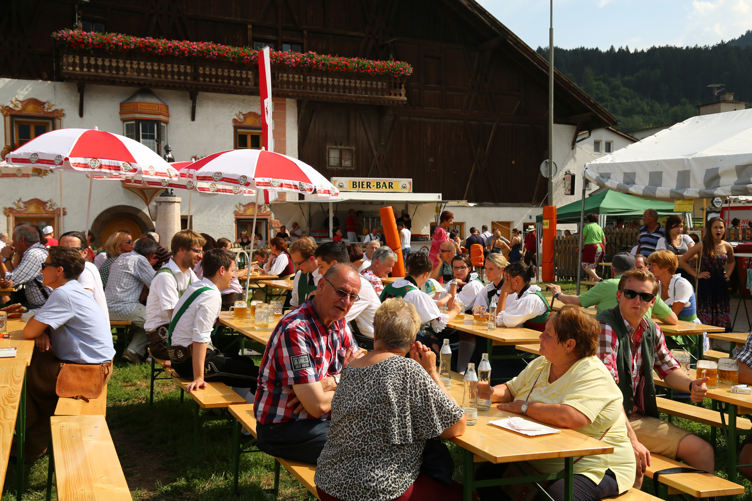 Anlässlich des 20. Amraser Dorffestes fand am 05. Juli nach neun Jahren erstmals wieder eine Marschmusikbewertung des Musikbezirkes Innsbruck-Stadt unter dem Motto "Musik in Bewegung" statt.
Neun Kapellen stellten sich den strengen Augen der Bewerter und gaben ihr Bestes. Bürgermeisterin Christine Oppitz-Plörer überreichte mit Roland Mair (GF des Tiroler Blasmusikverbandes) dem Obmann des Musikbezirkes Innsbruck-Stadt, Markus Schlenck, das Silberne Ehrenzeichen für seine besonderen Verdienste.
Die "Siegerehrung" führte stellvertretend für das Stadtoberhaupt Gemeinderätin Herlinde Keuschnigg und Gemeinderat Franz Hitzl, beide Mitglieder im Kulturausschuss, durch.