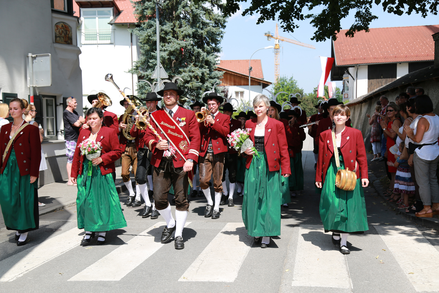 Anlässlich des 20. Amraser Dorffestes fand am 05. Juli nach neun Jahren erstmals wieder eine Marschmusikbewertung des Musikbezirkes Innsbruck-Stadt unter dem Motto "Musik in Bewegung" statt.
Neun Kapellen stellten sich den strengen Augen der Bewerter und gaben ihr Bestes. Bürgermeisterin Christine Oppitz-Plörer überreichte mit Roland Mair (GF des Tiroler Blasmusikverbandes) dem Obmann des Musikbezirkes Innsbruck-Stadt, Markus Schlenck, das Silberne Ehrenzeichen für seine besonderen Verdienste.
Die "Siegerehrung" führte stellvertretend für das Stadtoberhaupt Gemeinderätin Herlinde Keuschnigg und Gemeinderat Franz Hitzl, beide Mitglieder im Kulturausschuss, durch.