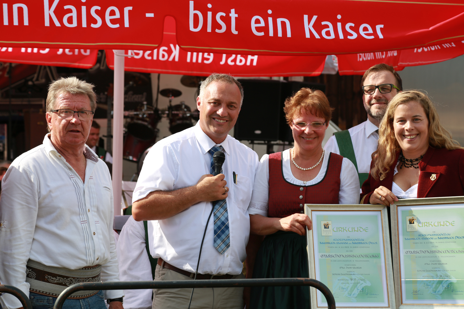 Anlässlich des 20. Amraser Dorffestes fand am 05. Juli nach neun Jahren erstmals wieder eine Marschmusikbewertung des Musikbezirkes Innsbruck-Stadt unter dem Motto "Musik in Bewegung" statt.
Neun Kapellen stellten sich den strengen Augen der Bewerter und gaben ihr Bestes. Bürgermeisterin Christine Oppitz-Plörer überreichte mit Roland Mair (GF des Tiroler Blasmusikverbandes) dem Obmann des Musikbezirkes Innsbruck-Stadt, Markus Schlenck, das Silberne Ehrenzeichen für seine besonderen Verdienste.
Die "Siegerehrung" führte stellvertretend für das Stadtoberhaupt Gemeinderätin Herlinde Keuschnigg und Gemeinderat Franz Hitzl, beide Mitglieder im Kulturausschuss, durch.