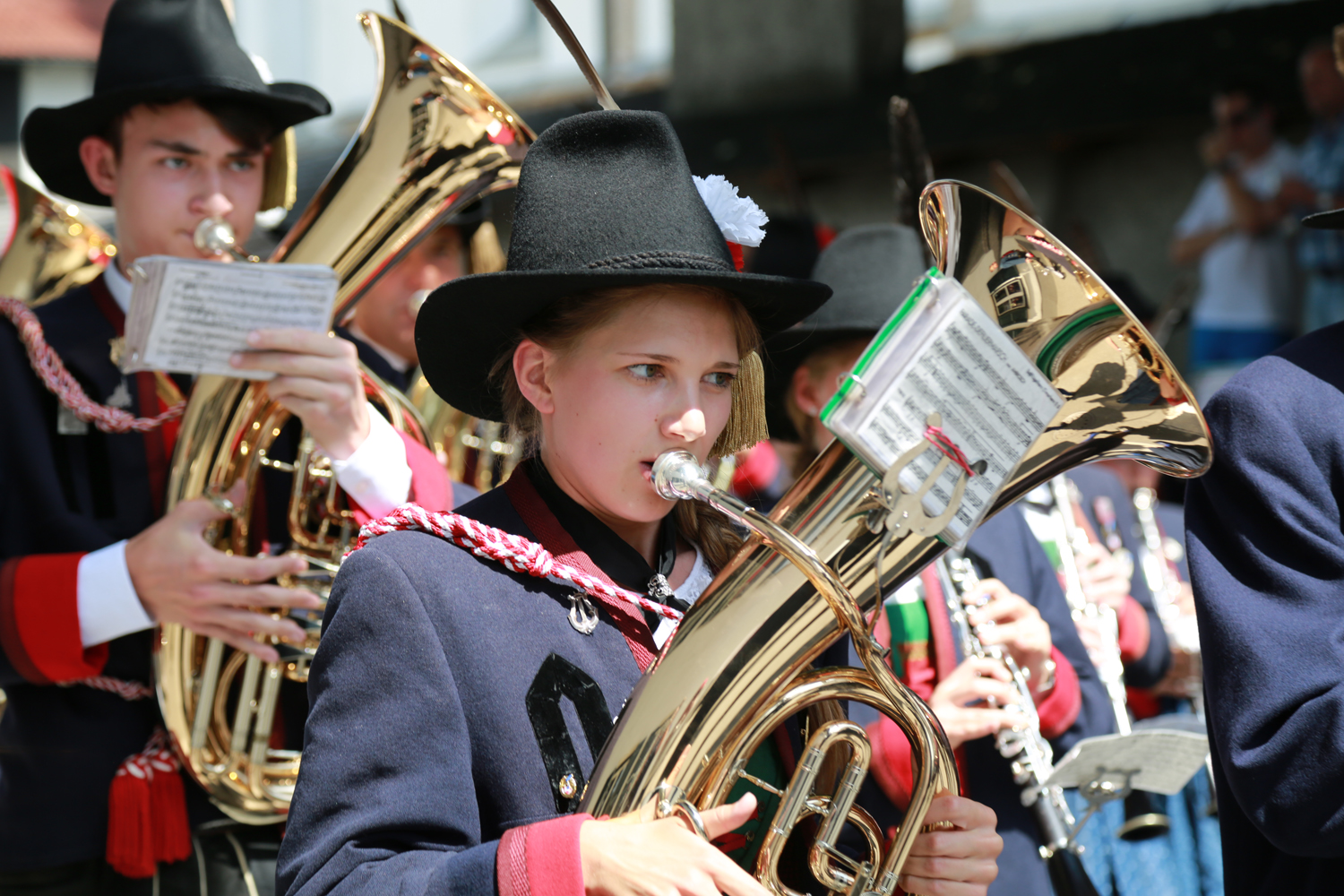 Anlässlich des 20. Amraser Dorffestes fand am 05. Juli nach neun Jahren erstmals wieder eine Marschmusikbewertung des Musikbezirkes Innsbruck-Stadt unter dem Motto "Musik in Bewegung" statt.
Neun Kapellen stellten sich den strengen Augen der Bewerter und gaben ihr Bestes. Bürgermeisterin Christine Oppitz-Plörer überreichte mit Roland Mair (GF des Tiroler Blasmusikverbandes) dem Obmann des Musikbezirkes Innsbruck-Stadt, Markus Schlenck, das Silberne Ehrenzeichen für seine besonderen Verdienste.
Die "Siegerehrung" führte stellvertretend für das Stadtoberhaupt Gemeinderätin Herlinde Keuschnigg und Gemeinderat Franz Hitzl, beide Mitglieder im Kulturausschuss, durch.