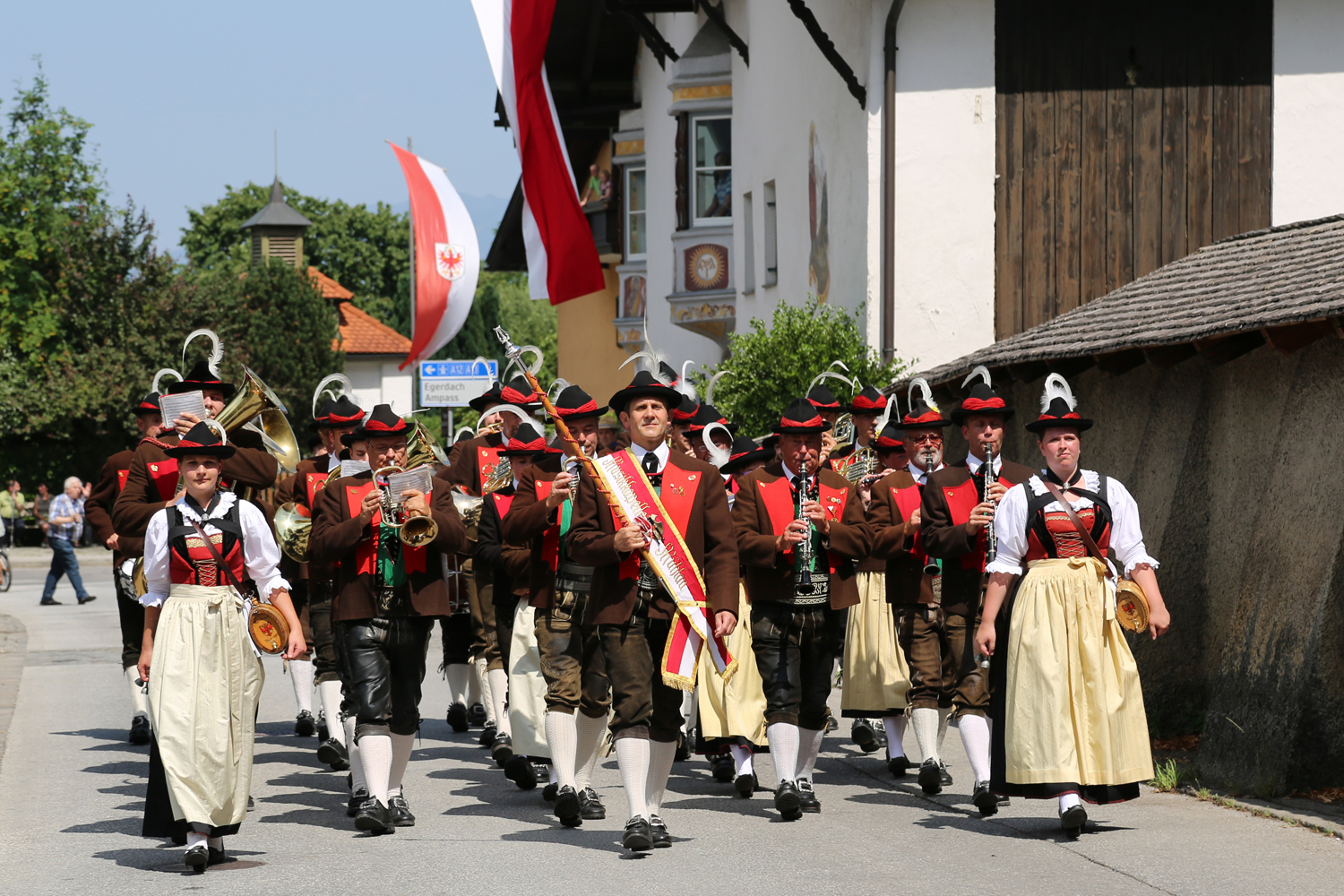 Anlässlich des 20. Amraser Dorffestes fand am 05. Juli nach neun Jahren erstmals wieder eine Marschmusikbewertung des Musikbezirkes Innsbruck-Stadt unter dem Motto "Musik in Bewegung" statt.
Neun Kapellen stellten sich den strengen Augen der Bewerter und gaben ihr Bestes. Bürgermeisterin Christine Oppitz-Plörer überreichte mit Roland Mair (GF des Tiroler Blasmusikverbandes) dem Obmann des Musikbezirkes Innsbruck-Stadt, Markus Schlenck, das Silberne Ehrenzeichen für seine besonderen Verdienste.
Die "Siegerehrung" führte stellvertretend für das Stadtoberhaupt Gemeinderätin Herlinde Keuschnigg und Gemeinderat Franz Hitzl, beide Mitglieder im Kulturausschuss, durch.