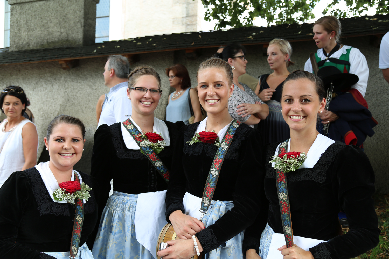Anlässlich des 20. Amraser Dorffestes fand am 05. Juli nach neun Jahren erstmals wieder eine Marschmusikbewertung des Musikbezirkes Innsbruck-Stadt unter dem Motto "Musik in Bewegung" statt.
Neun Kapellen stellten sich den strengen Augen der Bewerter und gaben ihr Bestes. Bürgermeisterin Christine Oppitz-Plörer überreichte mit Roland Mair (GF des Tiroler Blasmusikverbandes) dem Obmann des Musikbezirkes Innsbruck-Stadt, Markus Schlenck, das Silberne Ehrenzeichen für seine besonderen Verdienste.
Die "Siegerehrung" führte stellvertretend für das Stadtoberhaupt Gemeinderätin Herlinde Keuschnigg und Gemeinderat Franz Hitzl, beide Mitglieder im Kulturausschuss, durch.