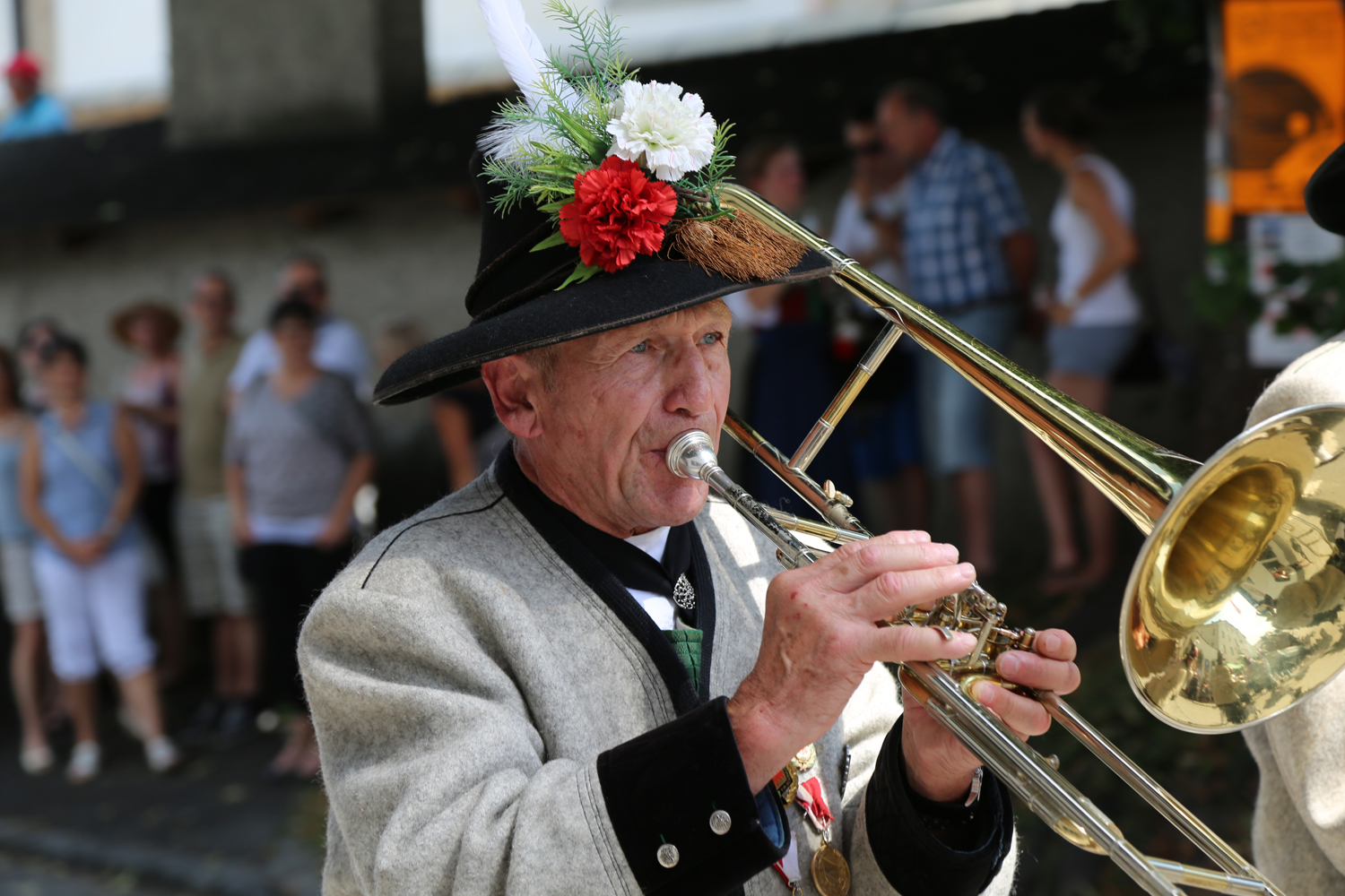 Anlässlich des 20. Amraser Dorffestes fand am 05. Juli nach neun Jahren erstmals wieder eine Marschmusikbewertung des Musikbezirkes Innsbruck-Stadt unter dem Motto "Musik in Bewegung" statt.
Neun Kapellen stellten sich den strengen Augen der Bewerter und gaben ihr Bestes. Bürgermeisterin Christine Oppitz-Plörer überreichte mit Roland Mair (GF des Tiroler Blasmusikverbandes) dem Obmann des Musikbezirkes Innsbruck-Stadt, Markus Schlenck, das Silberne Ehrenzeichen für seine besonderen Verdienste.
Die "Siegerehrung" führte stellvertretend für das Stadtoberhaupt Gemeinderätin Herlinde Keuschnigg und Gemeinderat Franz Hitzl, beide Mitglieder im Kulturausschuss, durch.