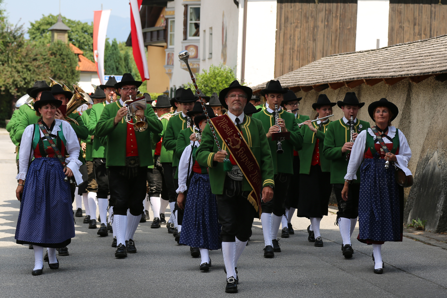 Anlässlich des 20. Amraser Dorffestes fand am 05. Juli nach neun Jahren erstmals wieder eine Marschmusikbewertung des Musikbezirkes Innsbruck-Stadt unter dem Motto "Musik in Bewegung" statt.
Neun Kapellen stellten sich den strengen Augen der Bewerter und gaben ihr Bestes. Bürgermeisterin Christine Oppitz-Plörer überreichte mit Roland Mair (GF des Tiroler Blasmusikverbandes) dem Obmann des Musikbezirkes Innsbruck-Stadt, Markus Schlenck, das Silberne Ehrenzeichen für seine besonderen Verdienste.
Die "Siegerehrung" führte stellvertretend für das Stadtoberhaupt Gemeinderätin Herlinde Keuschnigg und Gemeinderat Franz Hitzl, beide Mitglieder im Kulturausschuss, durch.