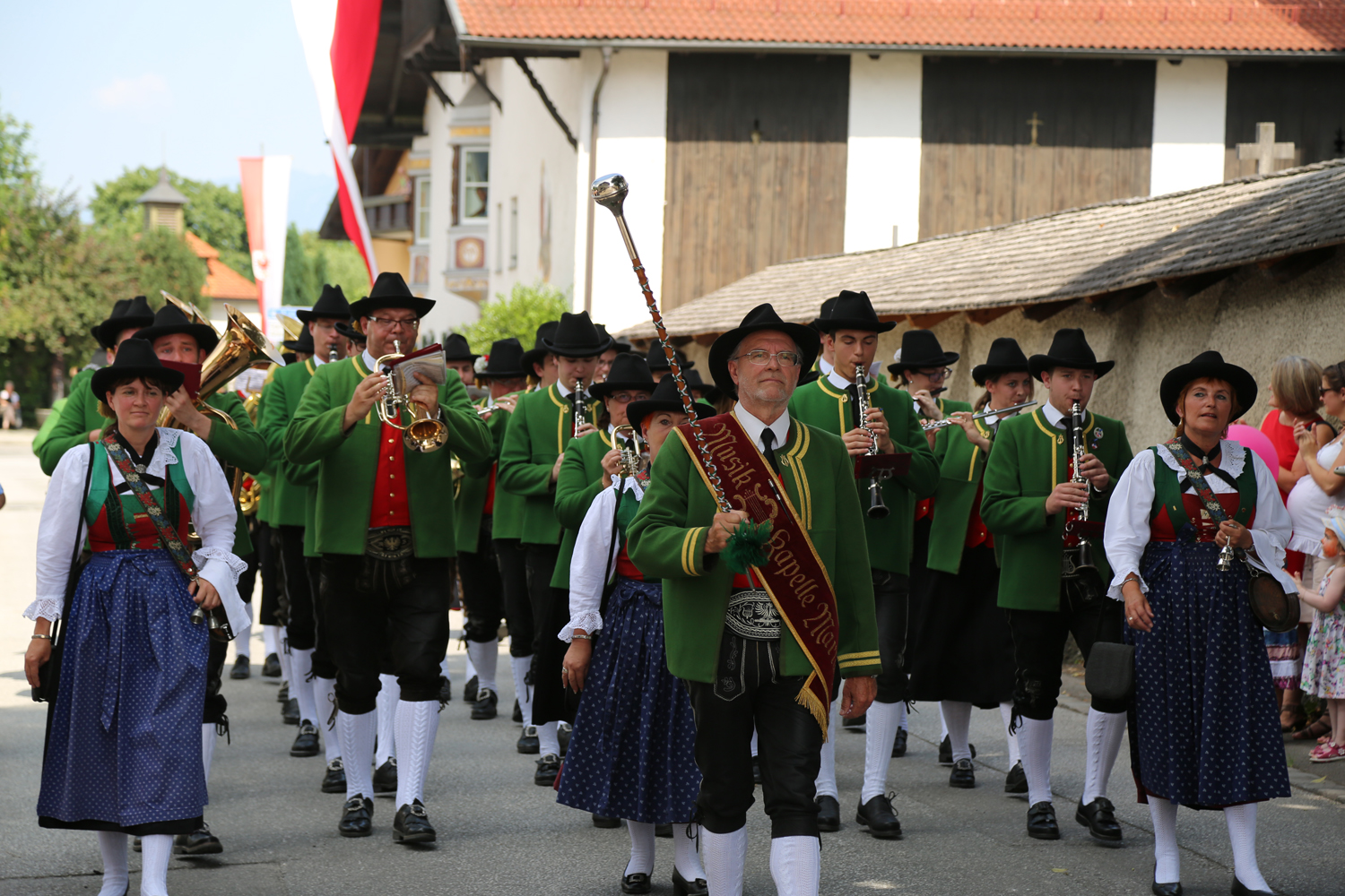 Anlässlich des 20. Amraser Dorffestes fand am 05. Juli nach neun Jahren erstmals wieder eine Marschmusikbewertung des Musikbezirkes Innsbruck-Stadt unter dem Motto "Musik in Bewegung" statt.
Neun Kapellen stellten sich den strengen Augen der Bewerter und gaben ihr Bestes. Bürgermeisterin Christine Oppitz-Plörer überreichte mit Roland Mair (GF des Tiroler Blasmusikverbandes) dem Obmann des Musikbezirkes Innsbruck-Stadt, Markus Schlenck, das Silberne Ehrenzeichen für seine besonderen Verdienste.
Die "Siegerehrung" führte stellvertretend für das Stadtoberhaupt Gemeinderätin Herlinde Keuschnigg und Gemeinderat Franz Hitzl, beide Mitglieder im Kulturausschuss, durch.