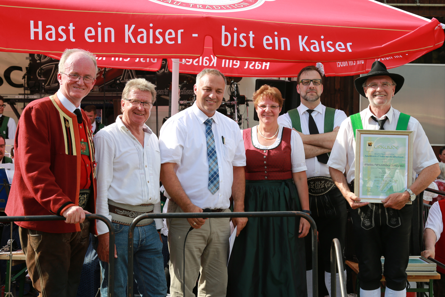 Anlässlich des 20. Amraser Dorffestes fand am 05. Juli nach neun Jahren erstmals wieder eine Marschmusikbewertung des Musikbezirkes Innsbruck-Stadt unter dem Motto "Musik in Bewegung" statt.
Neun Kapellen stellten sich den strengen Augen der Bewerter und gaben ihr Bestes. Bürgermeisterin Christine Oppitz-Plörer überreichte mit Roland Mair (GF des Tiroler Blasmusikverbandes) dem Obmann des Musikbezirkes Innsbruck-Stadt, Markus Schlenck, das Silberne Ehrenzeichen für seine besonderen Verdienste.
Die "Siegerehrung" führte stellvertretend für das Stadtoberhaupt Gemeinderätin Herlinde Keuschnigg und Gemeinderat Franz Hitzl, beide Mitglieder im Kulturausschuss, durch.