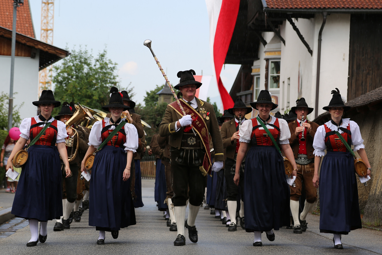 Anlässlich des 20. Amraser Dorffestes fand am 05. Juli nach neun Jahren erstmals wieder eine Marschmusikbewertung des Musikbezirkes Innsbruck-Stadt unter dem Motto "Musik in Bewegung" statt.
Neun Kapellen stellten sich den strengen Augen der Bewerter und gaben ihr Bestes. Bürgermeisterin Christine Oppitz-Plörer überreichte mit Roland Mair (GF des Tiroler Blasmusikverbandes) dem Obmann des Musikbezirkes Innsbruck-Stadt, Markus Schlenck, das Silberne Ehrenzeichen für seine besonderen Verdienste.
Die "Siegerehrung" führte stellvertretend für das Stadtoberhaupt Gemeinderätin Herlinde Keuschnigg und Gemeinderat Franz Hitzl, beide Mitglieder im Kulturausschuss, durch.