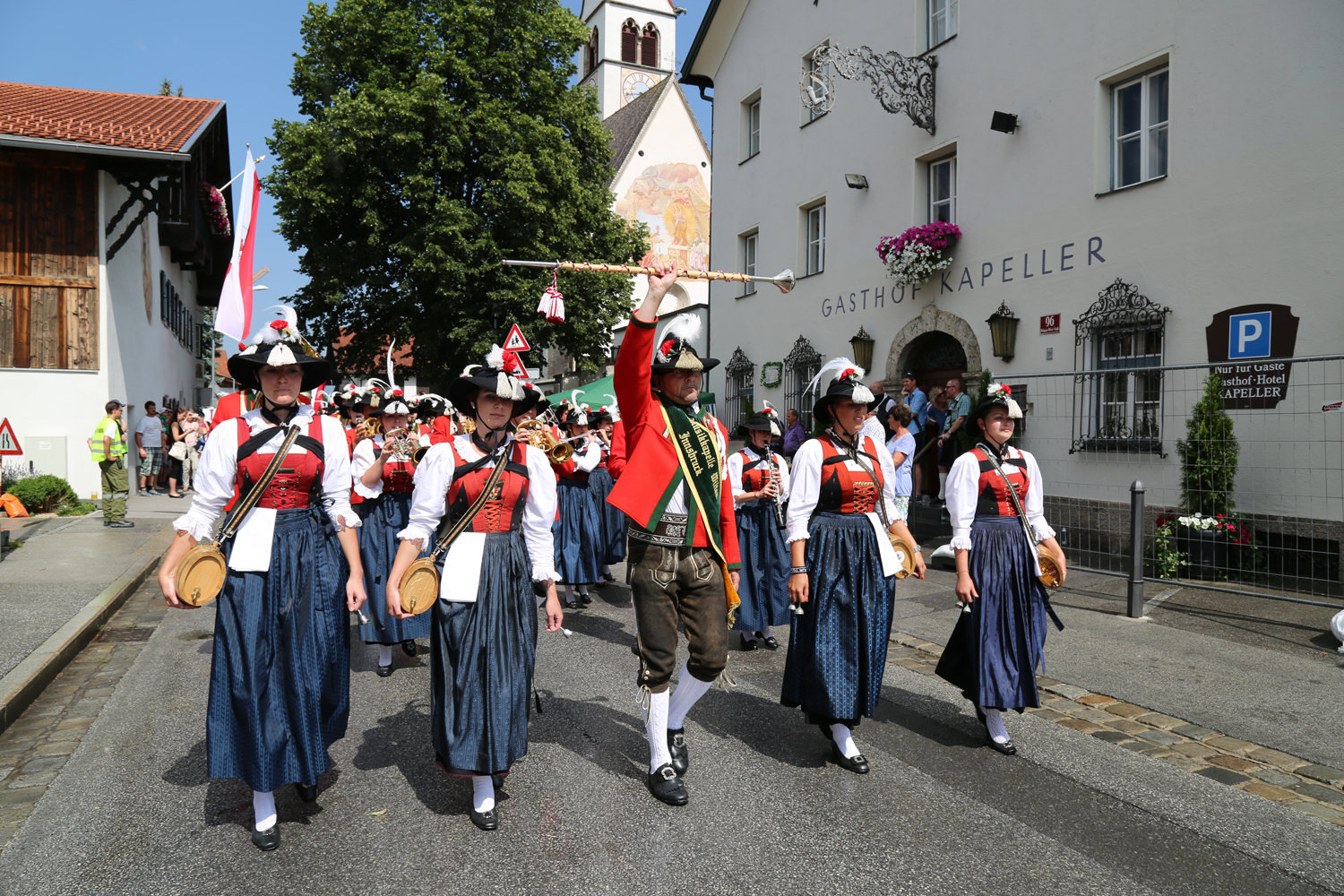 Anlässlich des 20. Amraser Dorffestes fand am 05. Juli nach neun Jahren erstmals wieder eine Marschmusikbewertung des Musikbezirkes Innsbruck-Stadt unter dem Motto "Musik in Bewegung" statt.
Neun Kapellen stellten sich den strengen Augen der Bewerter und gaben ihr Bestes. Bürgermeisterin Christine Oppitz-Plörer überreichte mit Roland Mair (GF des Tiroler Blasmusikverbandes) dem Obmann des Musikbezirkes Innsbruck-Stadt, Markus Schlenck, das Silberne Ehrenzeichen für seine besonderen Verdienste.
Die "Siegerehrung" führte stellvertretend für das Stadtoberhaupt Gemeinderätin Herlinde Keuschnigg und Gemeinderat Franz Hitzl, beide Mitglieder im Kulturausschuss, durch.