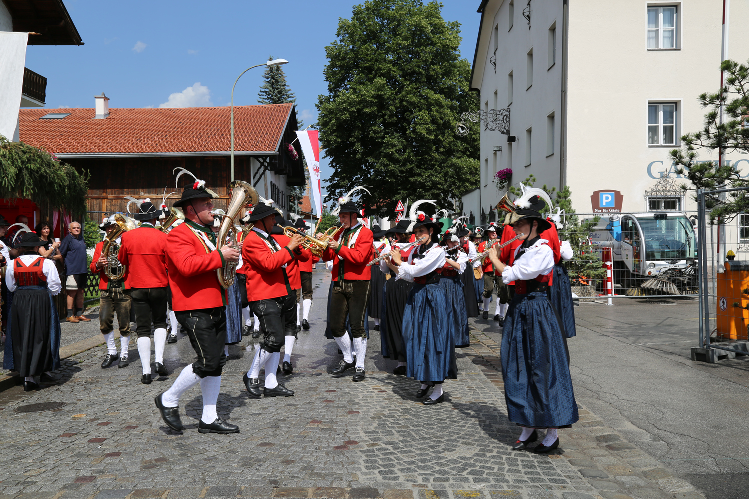 Anlässlich des 20. Amraser Dorffestes fand am 05. Juli nach neun Jahren erstmals wieder eine Marschmusikbewertung des Musikbezirkes Innsbruck-Stadt unter dem Motto "Musik in Bewegung" statt.
Neun Kapellen stellten sich den strengen Augen der Bewerter und gaben ihr Bestes. Bürgermeisterin Christine Oppitz-Plörer überreichte mit Roland Mair (GF des Tiroler Blasmusikverbandes) dem Obmann des Musikbezirkes Innsbruck-Stadt, Markus Schlenck, das Silberne Ehrenzeichen für seine besonderen Verdienste.
Die "Siegerehrung" führte stellvertretend für das Stadtoberhaupt Gemeinderätin Herlinde Keuschnigg und Gemeinderat Franz Hitzl, beide Mitglieder im Kulturausschuss, durch.