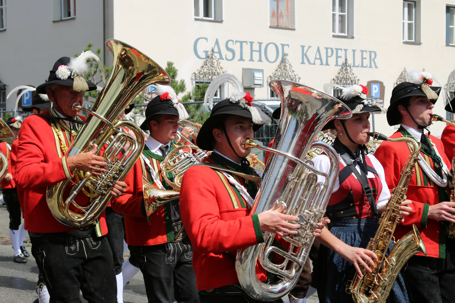 Anlässlich des 20. Amraser Dorffestes fand am 05. Juli nach neun Jahren erstmals wieder eine Marschmusikbewertung des Musikbezirkes Innsbruck-Stadt unter dem Motto "Musik in Bewegung" statt.
Neun Kapellen stellten sich den strengen Augen der Bewerter und gaben ihr Bestes. Bürgermeisterin Christine Oppitz-Plörer überreichte mit Roland Mair (GF des Tiroler Blasmusikverbandes) dem Obmann des Musikbezirkes Innsbruck-Stadt, Markus Schlenck, das Silberne Ehrenzeichen für seine besonderen Verdienste.
Die "Siegerehrung" führte stellvertretend für das Stadtoberhaupt Gemeinderätin Herlinde Keuschnigg und Gemeinderat Franz Hitzl, beide Mitglieder im Kulturausschuss, durch.