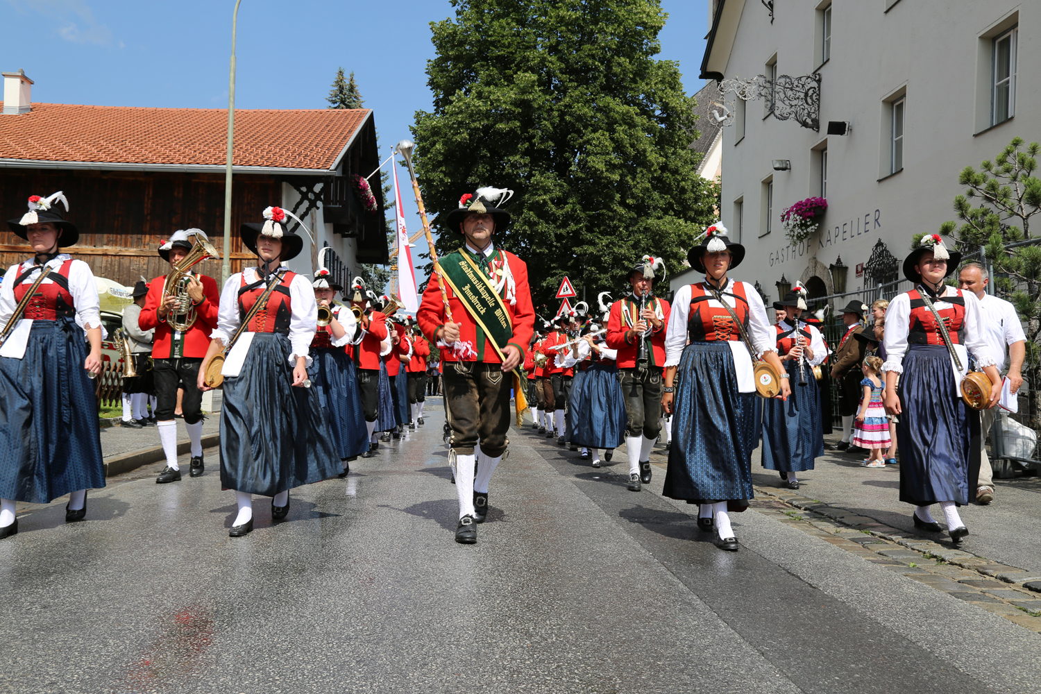 Anlässlich des 20. Amraser Dorffestes fand am 05. Juli nach neun Jahren erstmals wieder eine Marschmusikbewertung des Musikbezirkes Innsbruck-Stadt unter dem Motto "Musik in Bewegung" statt.
Neun Kapellen stellten sich den strengen Augen der Bewerter und gaben ihr Bestes. Bürgermeisterin Christine Oppitz-Plörer überreichte mit Roland Mair (GF des Tiroler Blasmusikverbandes) dem Obmann des Musikbezirkes Innsbruck-Stadt, Markus Schlenck, das Silberne Ehrenzeichen für seine besonderen Verdienste.
Die "Siegerehrung" führte stellvertretend für das Stadtoberhaupt Gemeinderätin Herlinde Keuschnigg und Gemeinderat Franz Hitzl, beide Mitglieder im Kulturausschuss, durch.