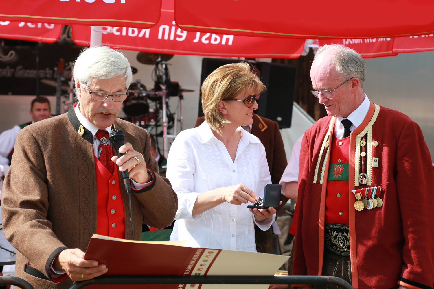 Anlässlich des 20. Amraser Dorffestes fand am 05. Juli nach neun Jahren erstmals wieder eine Marschmusikbewertung des Musikbezirkes Innsbruck-Stadt unter dem Motto "Musik in Bewegung" statt.
Neun Kapellen stellten sich den strengen Augen der Bewerter und gaben ihr Bestes. Bürgermeisterin Christine Oppitz-Plörer überreichte mit Roland Mair (GF des Tiroler Blasmusikverbandes) dem Obmann des Musikbezirkes Innsbruck-Stadt, Markus Schlenck, das Silberne Ehrenzeichen für seine besonderen Verdienste.
Die "Siegerehrung" führte stellvertretend für das Stadtoberhaupt Gemeinderätin Herlinde Keuschnigg und Gemeinderat Franz Hitzl, beide Mitglieder im Kulturausschuss, durch.