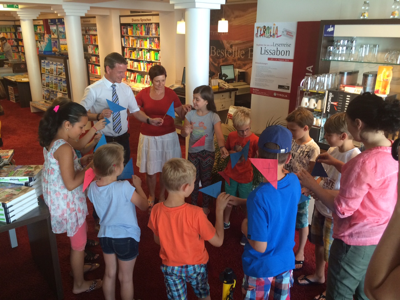 Der Ferienzug rollt durch Innsbruck! Hunderte Kinder nahmen bereits an den unterschiedlichsten Veranstaltungen teil. In der Buchhandlung Tyrolia zum Beispiel versuchten sie sich als junge WissenschaftlerInnen und erforschten das Mysterium Strom. Aber auch sportlich geht's zur Sache: Kaum eine Kletterwand ist für die jungen SportlerInnen zu hoch. Und beim Erste Hilfe Kurs lernten sie Verletzten zu helfen. Vizebürgermeister Christoph Kaufmann freute sich über die Begeisterung der Jüngsten.