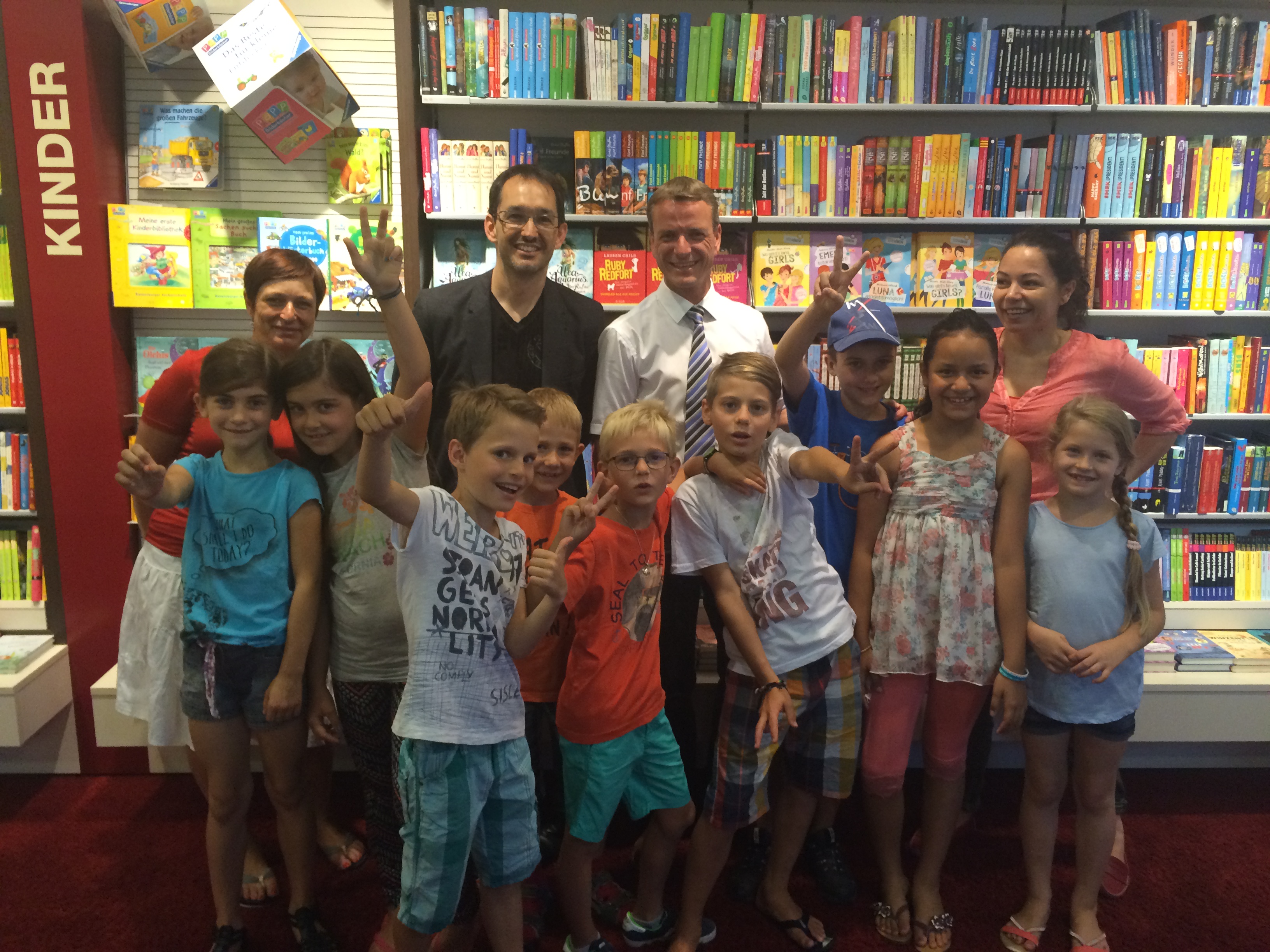 Der Ferienzug rollt durch Innsbruck! Hunderte Kinder nahmen bereits an den unterschiedlichsten Veranstaltungen teil. In der Buchhandlung Tyrolia zum Beispiel versuchten sie sich als junge WissenschaftlerInnen und erforschten das Mysterium Strom. Aber auch sportlich geht's zur Sache: Kaum eine Kletterwand ist für die jungen SportlerInnen zu hoch. Und beim Erste Hilfe Kurs lernten sie Verletzten zu helfen. Vizebürgermeister Christoph Kaufmann freute sich über die Begeisterung der Jüngsten.