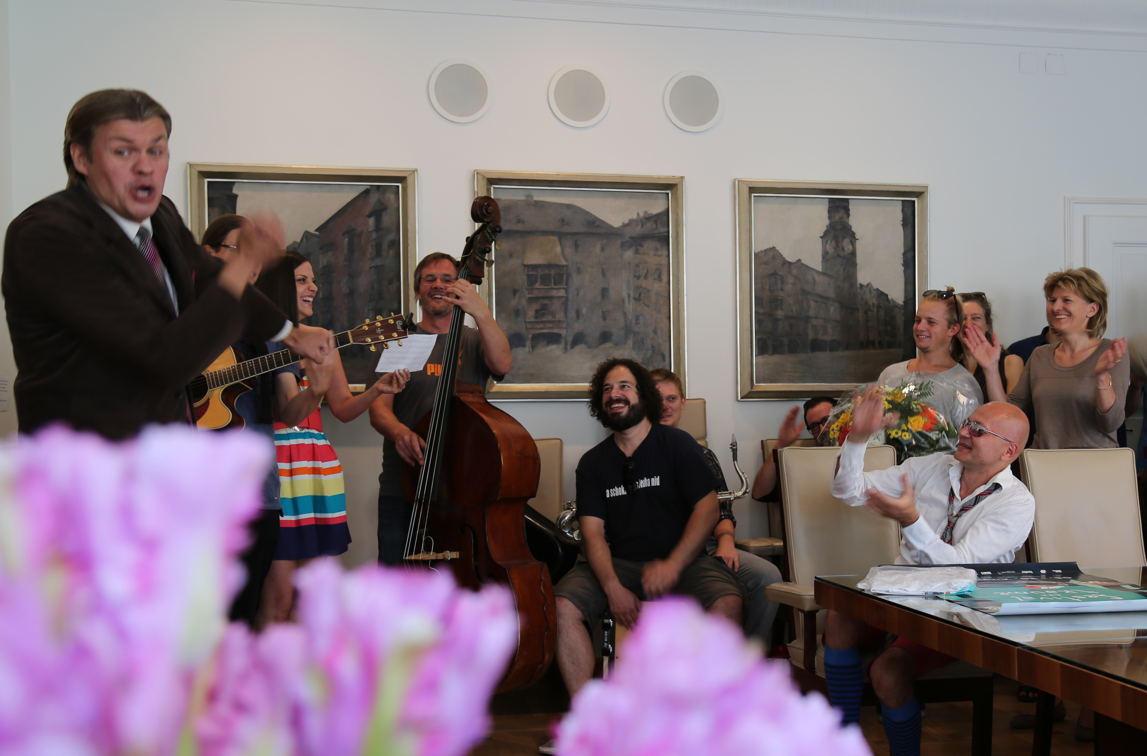 Mit einer musikalischen Darbietung sangen sich die KünstlerInnen ins Herz des Innsbrucker Stadtoberhaupts.