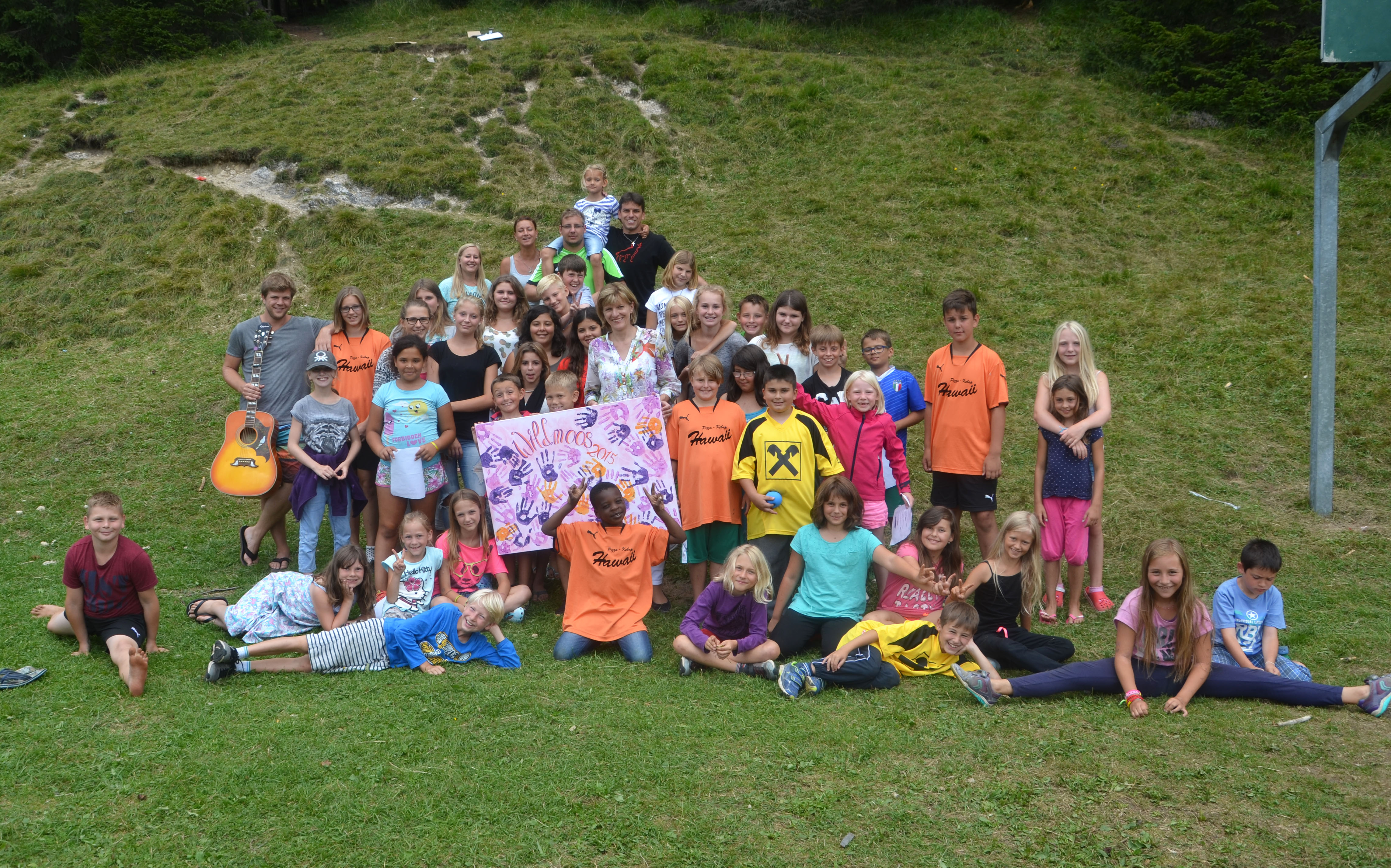 Bürgermeisterin Christine Oppitz-Plörer stattete den jungen TeilnehmerInnen des Feriencamps Wildmoos einen Besuch ab. Die Kinder freuten sich sichtlich darüber.