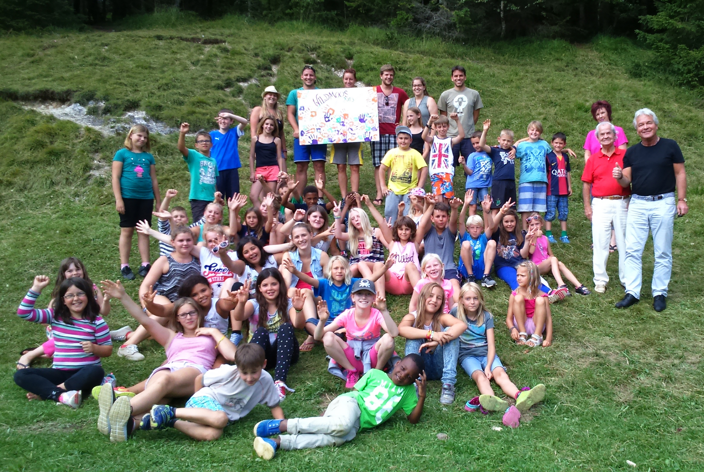 Stadtrat Ernst Pechlaner machte sich selbst ein Bild vom heurigen Feriencamp und besuchte die Kinder. Auch er bekam ein Kunstwerk, das die Kinder selbst gemacht hatten, überreicht.