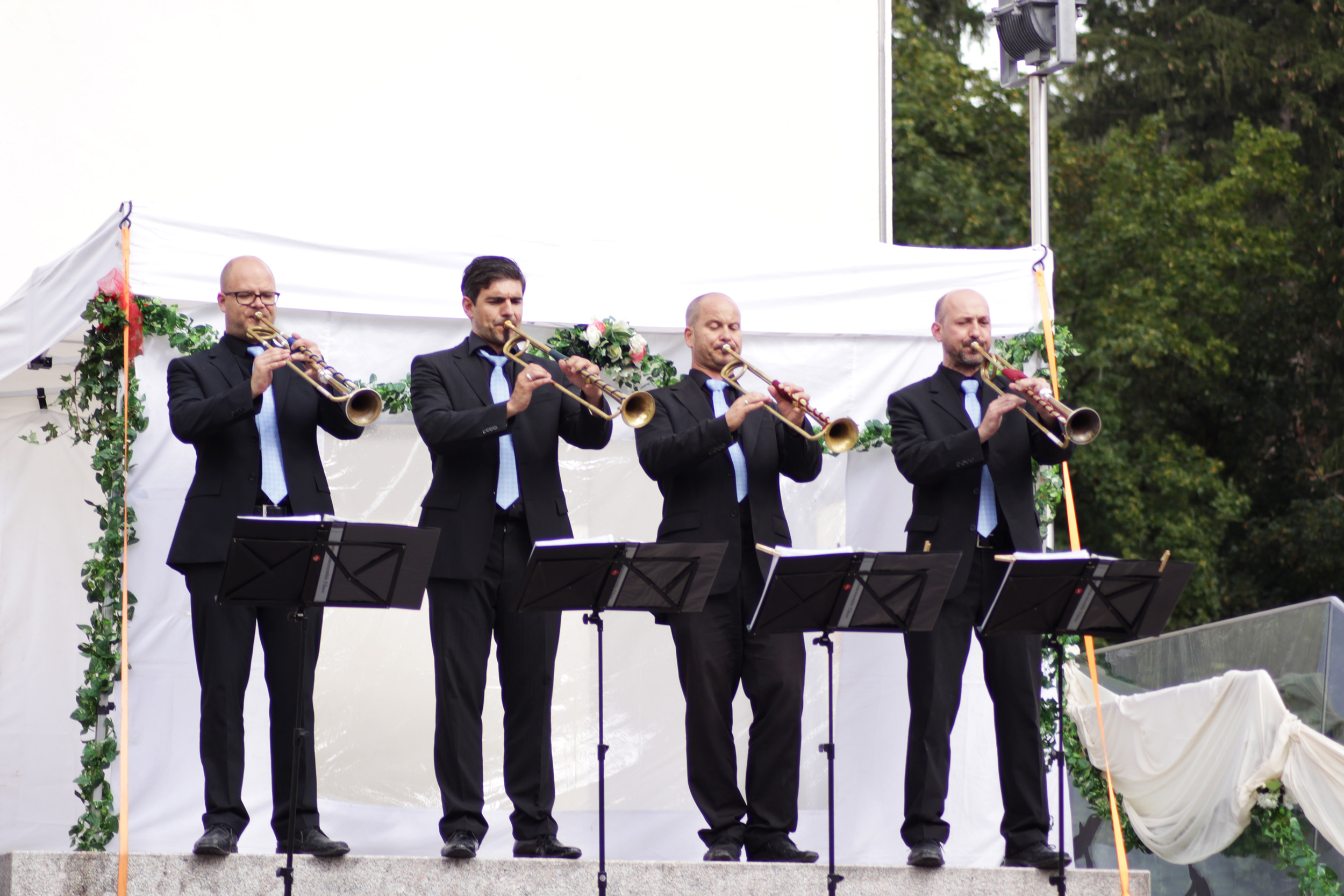 Vor genau 20 Jahren fand das erste Schlossfest im Zuge der Innsbrucker Festwochen der Alten Musik am Schloss Ambras statt. Auch heuer kamen wieder sehr viele BesucherInnen um sich vom traumhaften Ambiente des Renaissance-Schlosses bezaubern zu lassen. Darbietungen, Spiel und Spaß sorgte für freudestrahlende Gesichter bei Jung und Alt. Auch Bürgermeisterin Christine Oppitz-Plörer zeigte sich begeistert.
