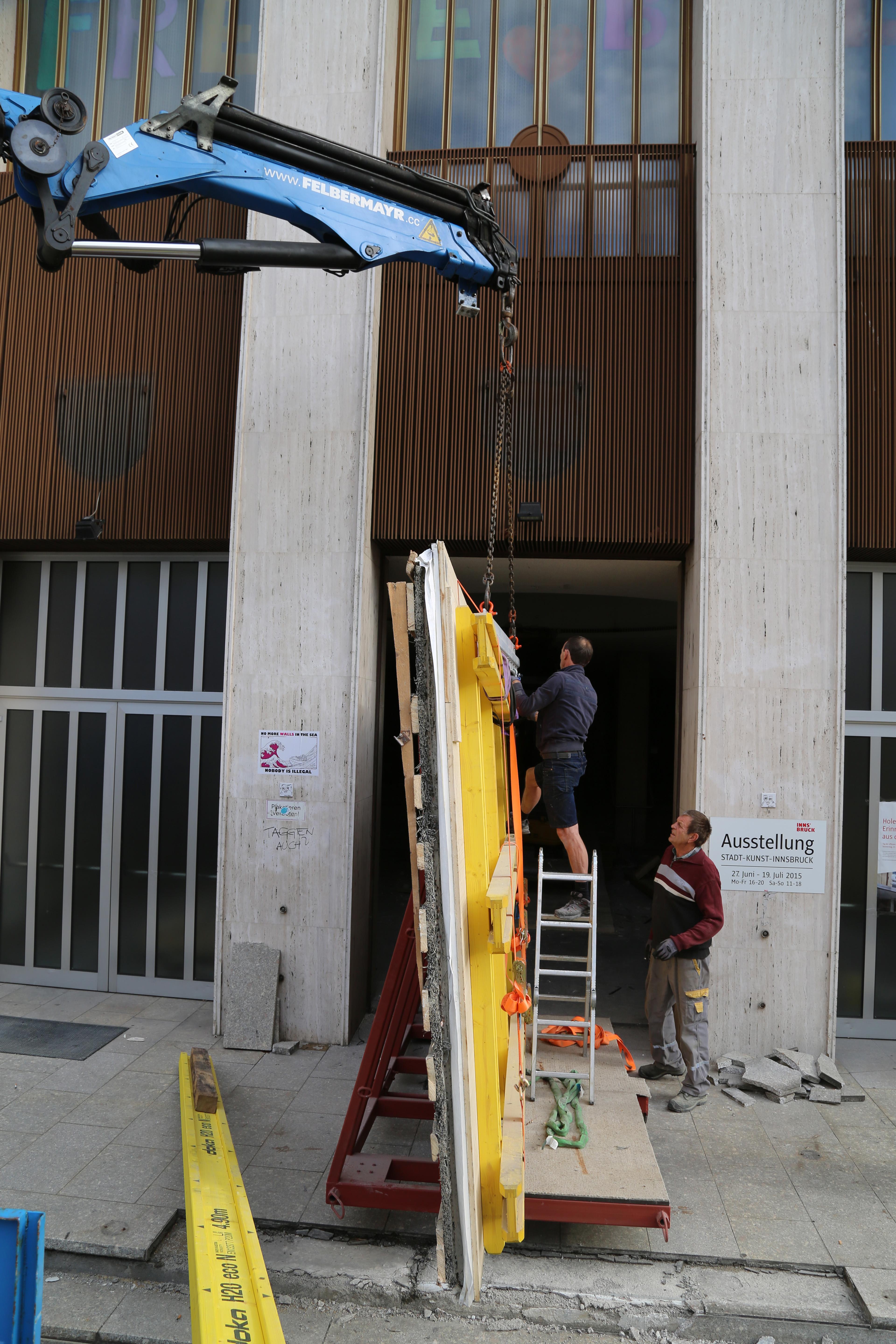 Nun wird das Teilstück am Kran gesichert, damit es angehoben werden kann.