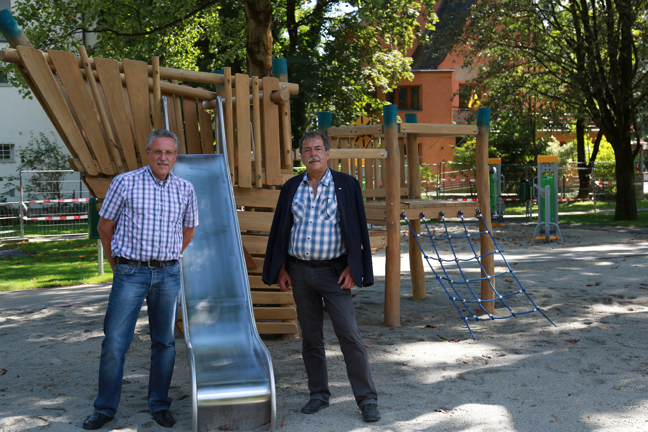 Stadtrat Gerhard Fritz (r.) und Projektleiter Karl Gstrein im neu gestalteten Huttererpark an der Franz-Greiter-Promenade.