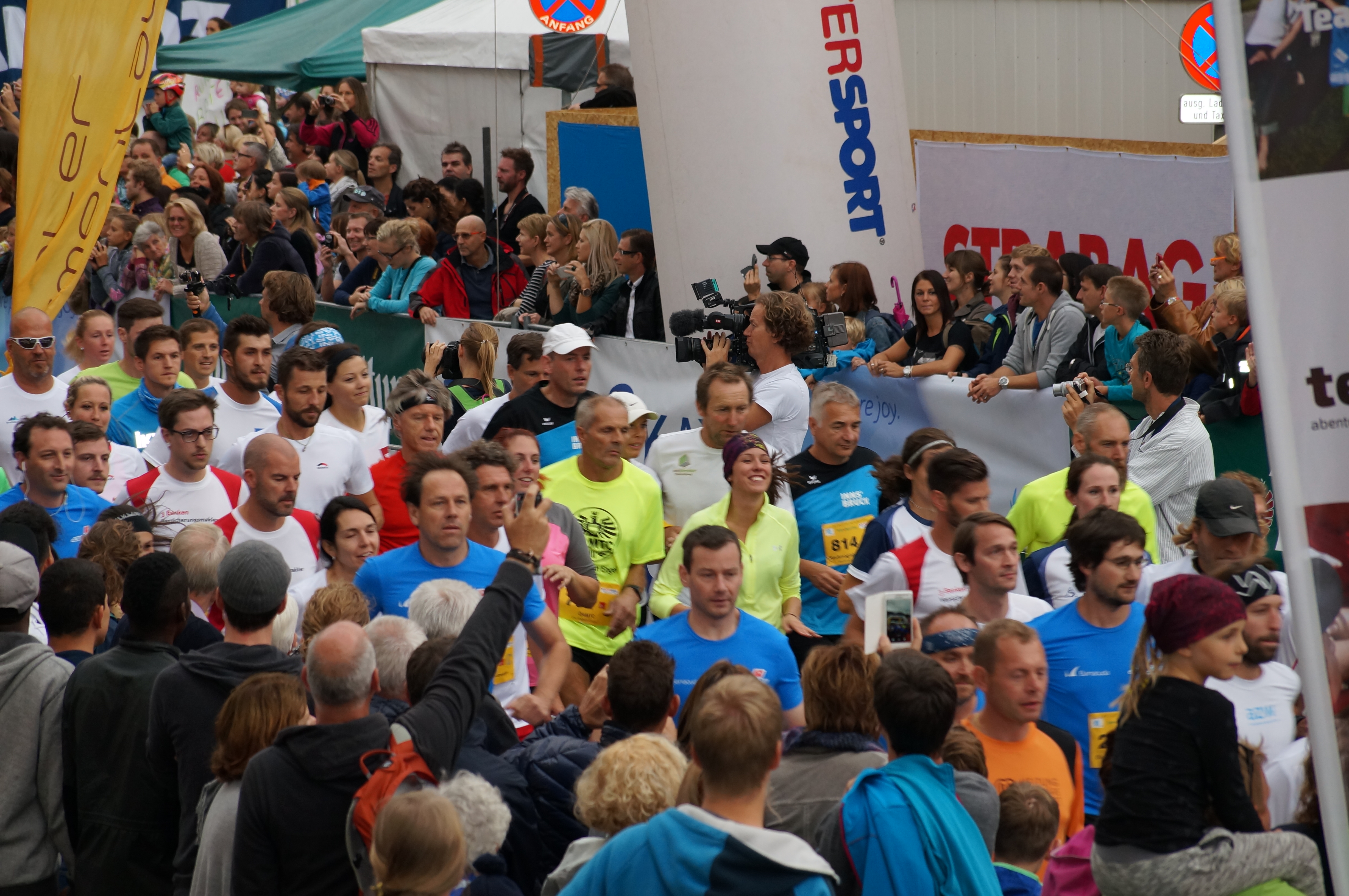 Beim jährlichen Firmenlauf war auch heuer wieder der Stadtmagistrat vertreten: 15 Teams, bestehend aus jeweils drei LäuferInnen oder WalkerInnen, mischten sich unter die rund 3.400 TeilnehmerInnen. Auch Vizebürgermeisterin Sonja Pitscheider schnappte sich die Walkingstöcke und marschierte mit. Ein buntes Programm umrahmte die sportliche Veranstaltung in der Innenstadt.