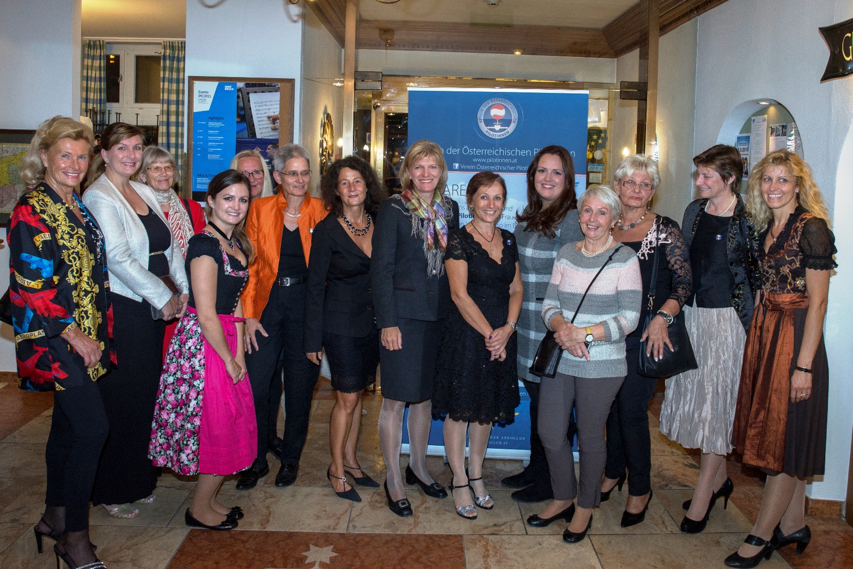 Am 20. September 1985 schlossen sich 15 engagierte Frauen zusammen und gründeten in Innsbruck den´Verein der Österreichischen Pilotinnen`. Allesamt besaßen sie eine Privatfliegerinnenlizenz, es gab aber noch keine Möglichkeit für Frauen in der zivilen Luftfahrt als Linienpilotinnen Fuß zu fassen.
Zur Ausbildung bei Austrian Airlines wurden Frauen erst 2001 zugelassen. "Es kann dem Engagement des Vereins der Österreichischen Pilotinnen gedankt werden, dass heute auch Pilotinnen in den Cockpits österreichischer Airlines angetroffen werden," teilt die amtierende Präsidentin der Vereinigung Gabriele Metz, MA mit. Ein guter Grund sich zu treffen und das 30-jährige Bestehen der Vereinigung an dem Ort zu zu feiern, wo sie ihren Ausgangspunkt fand. Innsbrucks Bürgermeisterin Christine Opitz-Plörer sowie KR Adelheid Moretti (WKO-Frau in der Wirtschaft) gratulierten den Frauen anlässlich des Festaktes im Sporthotel Igls sehr herzlich.