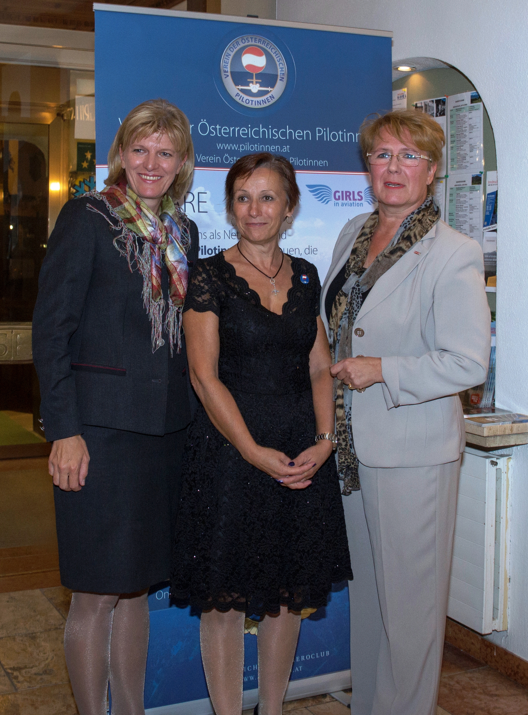 Am 20. September 1985 schlossen sich 15 engagierte Frauen zusammen und gründeten in Innsbruck den´Verein der Österreichischen Pilotinnen`. Allesamt besaßen sie eine Privatfliegerinnenlizenz, es gab aber noch keine Möglichkeit für Frauen in der zivilen Luftfahrt als Linienpilotinnen Fuß zu fassen.
Zur Ausbildung bei Austrian Airlines wurden Frauen erst 2001 zugelassen. "Es kann dem Engagement des Vereins der Österreichischen Pilotinnen gedankt werden, dass heute auch Pilotinnen in den Cockpits österreichischer Airlines angetroffen werden," teilt die amtierende Präsidentin der Vereinigung Gabriele Metz, MA mit. Ein guter Grund sich zu treffen und das 30-jährige Bestehen der Vereinigung an dem Ort zu zu feiern, wo sie ihren Ausgangspunkt fand. Innsbrucks Bürgermeisterin Christine Opitz-Plörer sowie KR Adelheid Moretti (WKO-Frau in der Wirtschaft) gratulierten den Frauen anlässlich des Festaktes im Sporthotel Igls sehr herzlich.