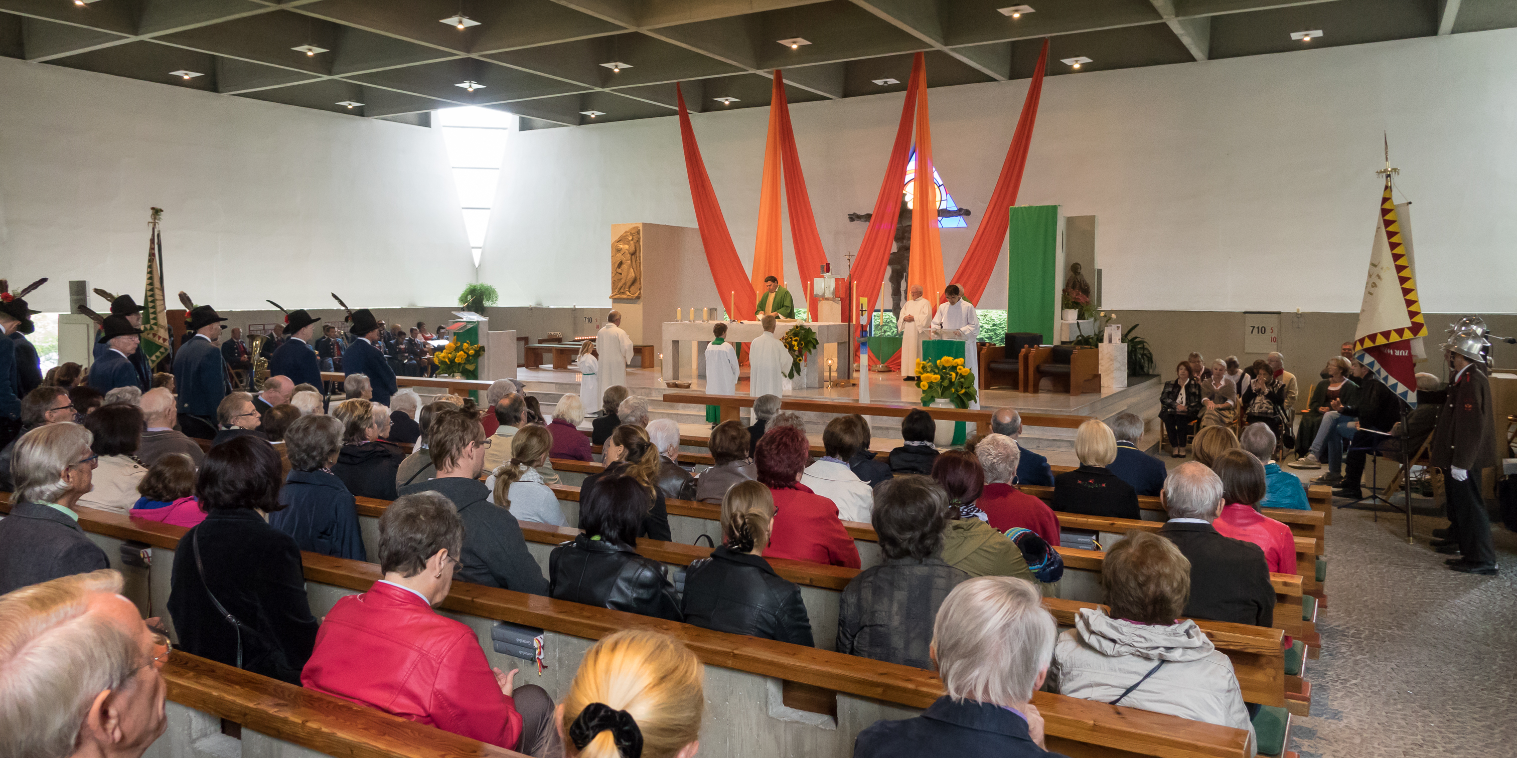 Am Sonntag, den 27. September, fand das 55. Kirchweihfest in der Pfarre St. Pius X statt, bei dem auch Vizebürgermeister Christoph Kaufmann anwesend war. Im Anschluss lud das Straßenfest in der Spingeser Straße zum Feiern und gemütlichen Beisammensein ein.