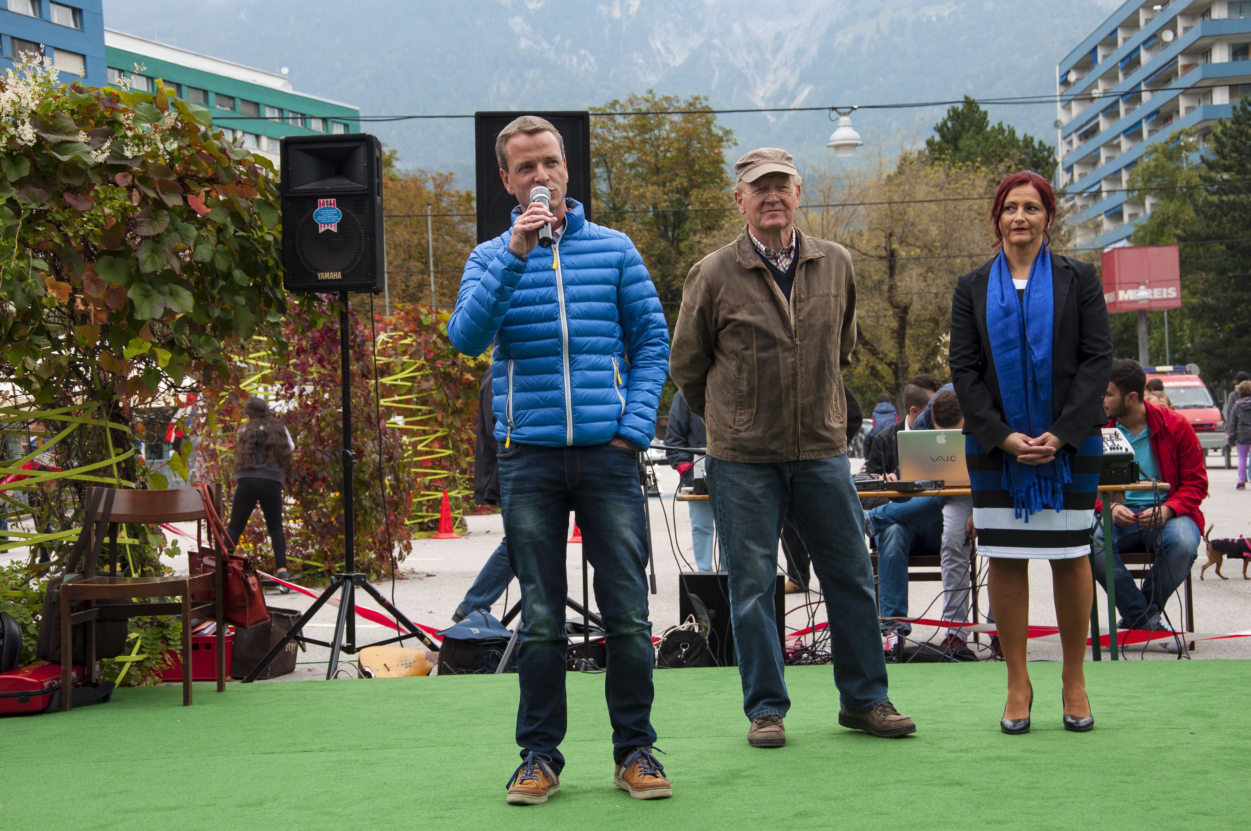 Am 26. September beging das Interkulturelle Musik- und Tanzfestival sein bereits fünfjähriges Jubiläum. Aus diesem Grund kamen Menschen aus den unterschiedlichsten Nationen und Kulturkreisen zusammen und auch Vizebürgermeister Christoph Kaufmann feierte mit. Der Verein alp-inn und der Verein Neu-Arzl/O-Dorf taten sich zusammen um das Spektakel auf die Beine zu stellen. Neben einer kulinarische Auswahl an Köstlichkeiten aus Bosnien, Thailand, Südtirol und der Türkei gab es auch ein facettenreiches Unterhaltungsprogramm. Als Bühne diente der gesamte DDr. Lugner Platz. Mit Showeinlagen vom Taekwondo, der Feuerwehr, Tänze, Musik, und viel mehr wurde für gute Stimmung gesorgt.