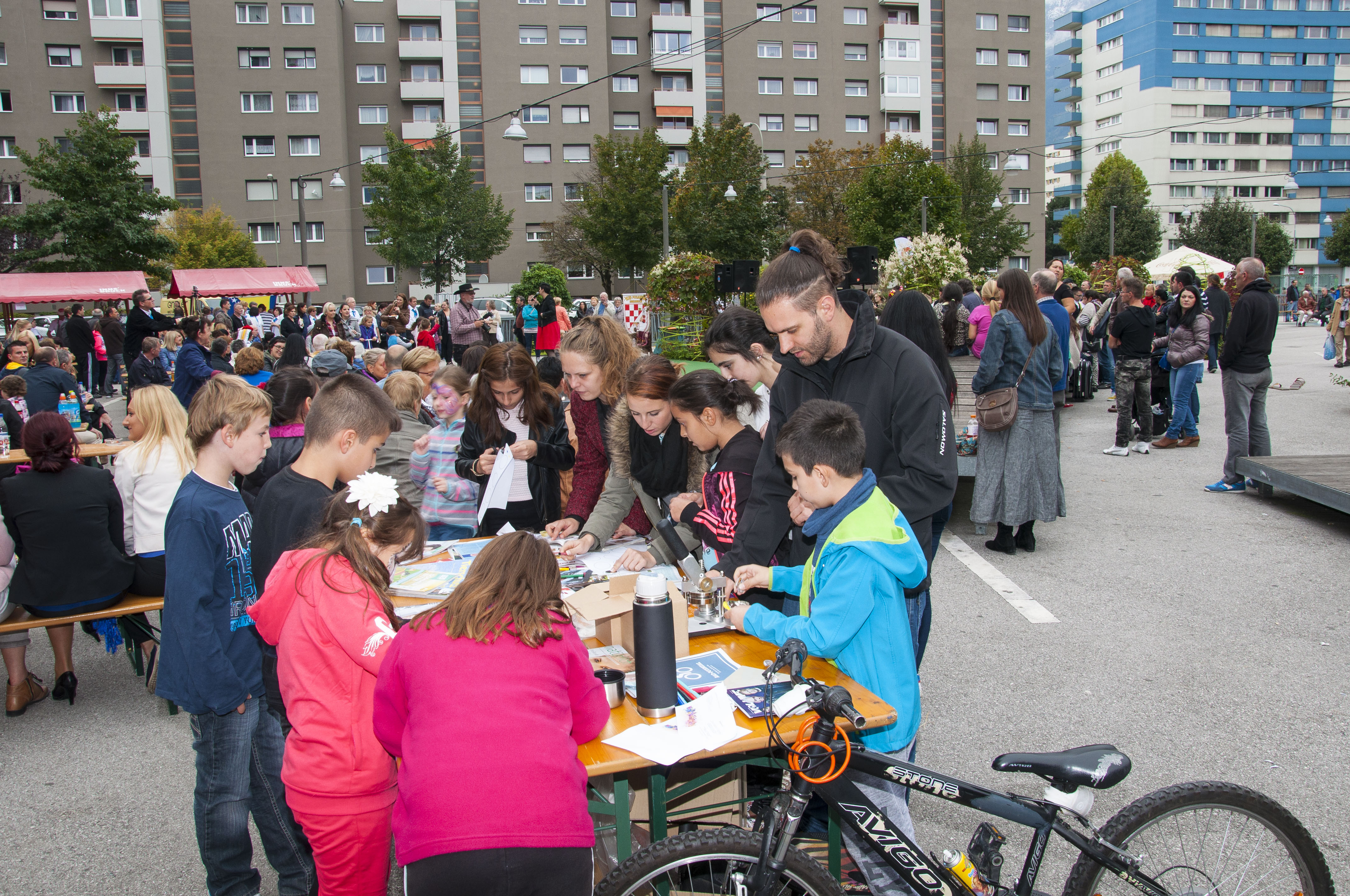 Am 26. September beging das Interkulturelle Musik- und Tanzfestival sein bereits fünfjähriges Jubiläum. Aus diesem Grund kamen Menschen aus den unterschiedlichsten Nationen und Kulturkreisen zusammen und auch Vizebürgermeister Christoph Kaufmann feierte mit. Der Verein alp-inn und der Verein Neu-Arzl/O-Dorf taten sich zusammen um das Spektakel auf die Beine zu stellen. Neben einer kulinarische Auswahl an Köstlichkeiten aus Bosnien, Thailand, Südtirol und der Türkei gab es auch ein facettenreiches Unterhaltungsprogramm. Als Bühne diente der gesamte DDr. Lugner Platz. Mit Showeinlagen vom Taekwondo, der Feuerwehr, Tänze, Musik, und viel mehr wurde für gute Stimmung gesorgt.