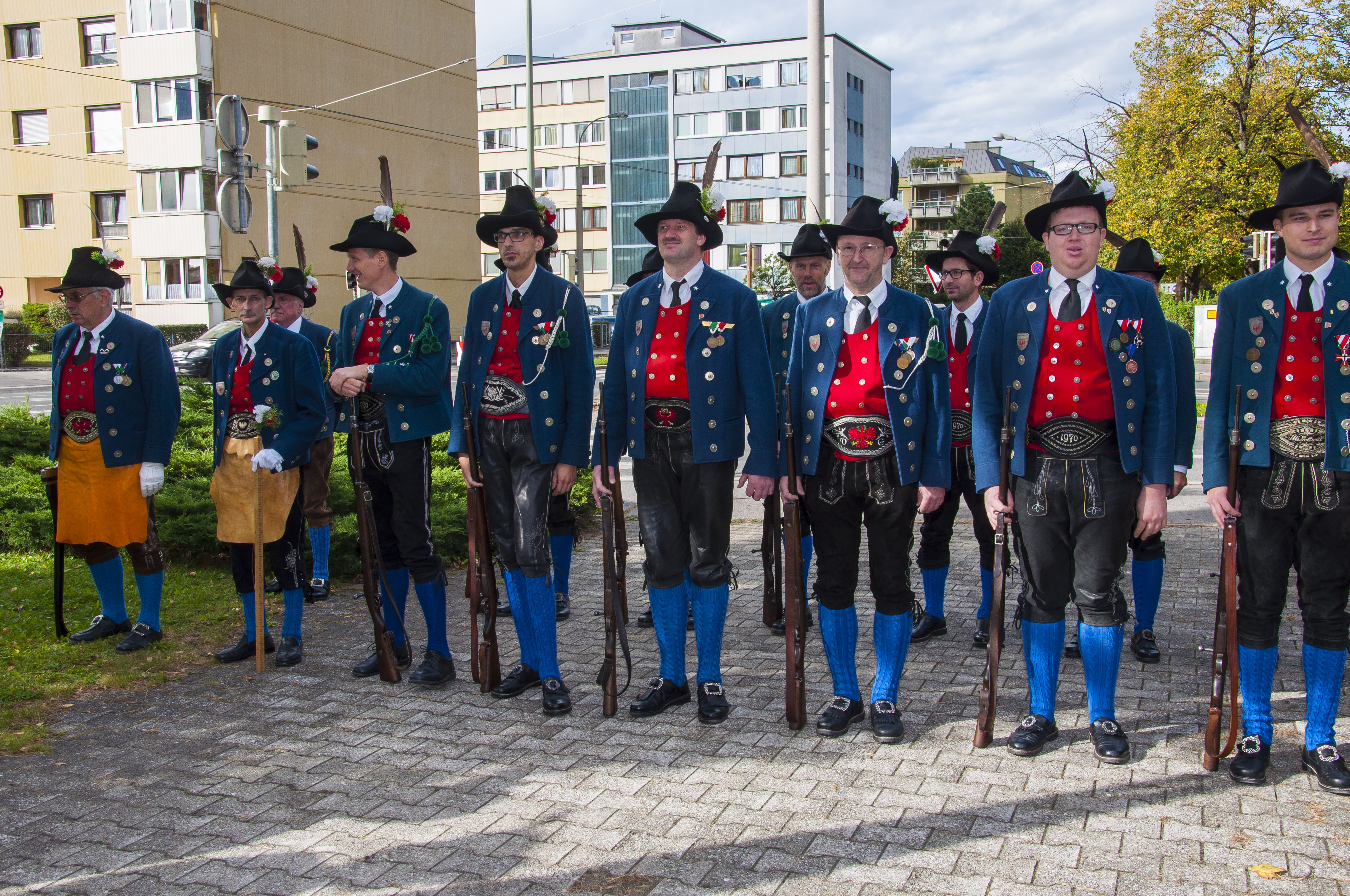 Es ist der Höhepunkt im Vereinsjahr der Schützen, wenn sie sich einmal pro Jahr zum Schützenjahrtag treffen. Vizebürgermeister Christoph Kaufmann war unter den geladenen Gästen und ist selber seit etlichen Jahren Mitglied der Speckbacher Schützenkompanie.
Im Rahmen dieses feierlichen Anlasses wurden auch verdiente Mitglieder geehrt und nach dem offiziellen Teil folgte das gemütliche Beisammensein, das die Kameradschaft der Kompanien untereinander nachhaltig bestärkt.