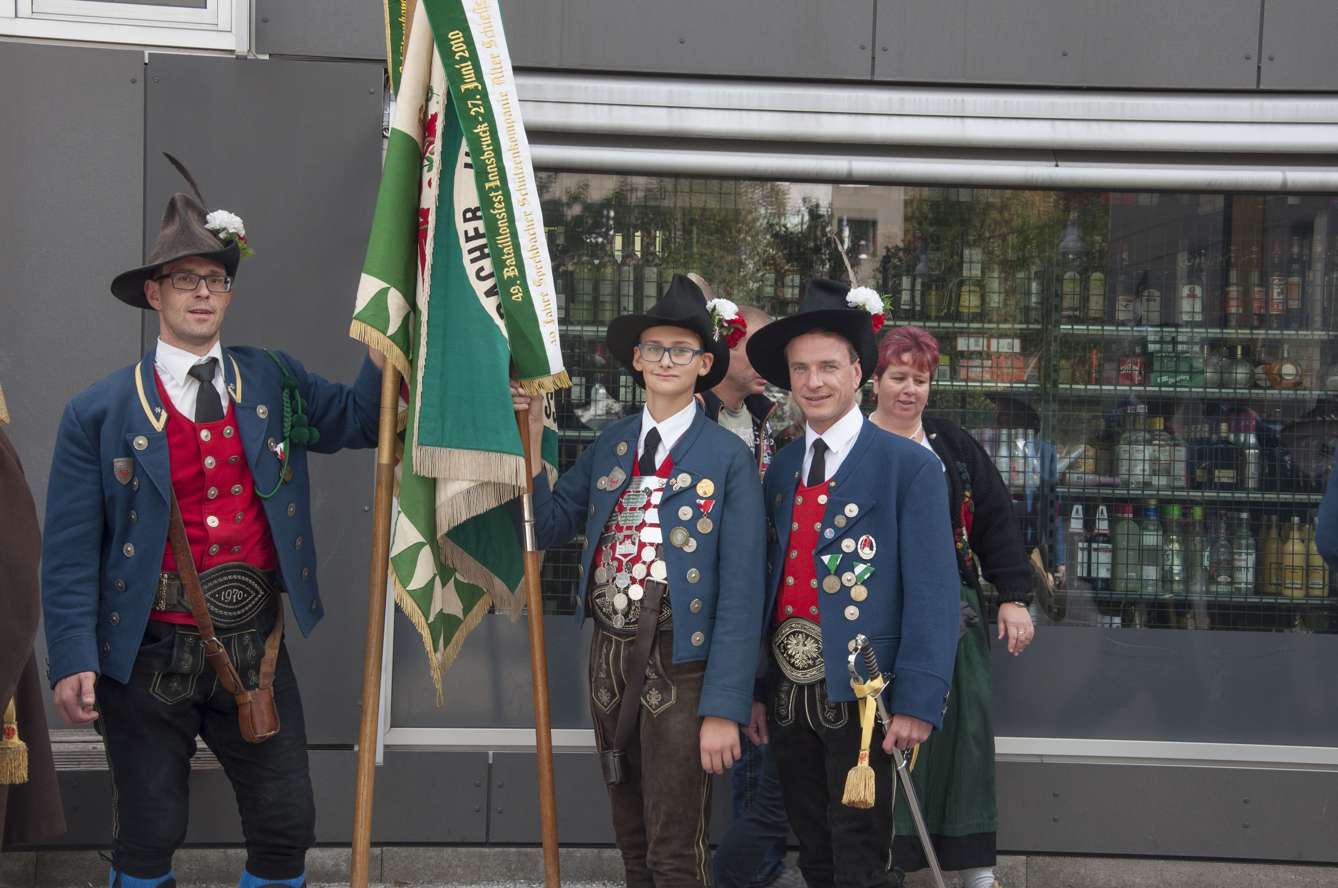 Es ist der Höhepunkt im Vereinsjahr der Schützen, wenn sie sich einmal pro Jahr zum Schützenjahrtag treffen. Vizebürgermeister Christoph Kaufmann war unter den geladenen Gästen und ist selber seit etlichen Jahren Mitglied der Speckbacher Schützenkompanie.
Im Rahmen dieses feierlichen Anlasses wurden auch verdiente Mitglieder geehrt und nach dem offiziellen Teil folgte das gemütliche Beisammensein, das die Kameradschaft der Kompanien untereinander nachhaltig bestärkt.