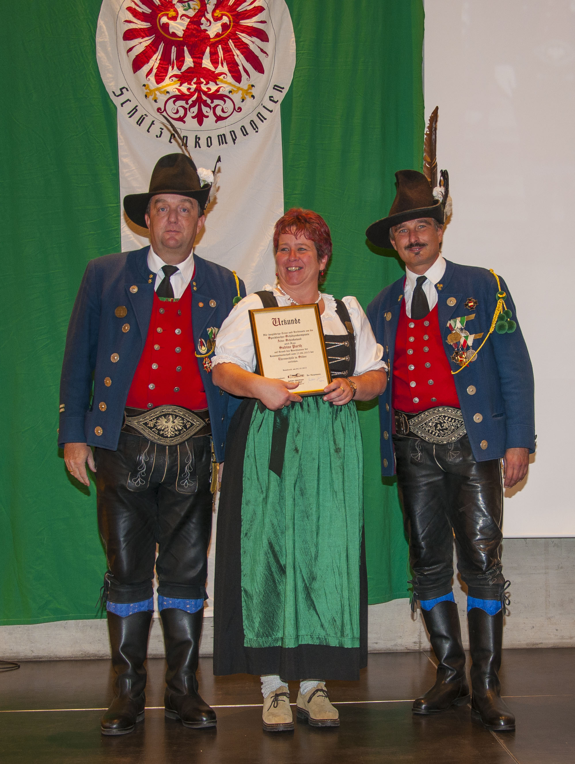 Es ist der Höhepunkt im Vereinsjahr der Schützen, wenn sie sich einmal pro Jahr zum Schützenjahrtag treffen. Vizebürgermeister Christoph Kaufmann war unter den geladenen Gästen und ist selber seit etlichen Jahren Mitglied der Speckbacher Schützenkompanie.
Im Rahmen dieses feierlichen Anlasses wurden auch verdiente Mitglieder geehrt und nach dem offiziellen Teil folgte das gemütliche Beisammensein, das die Kameradschaft der Kompanien untereinander nachhaltig bestärkt.