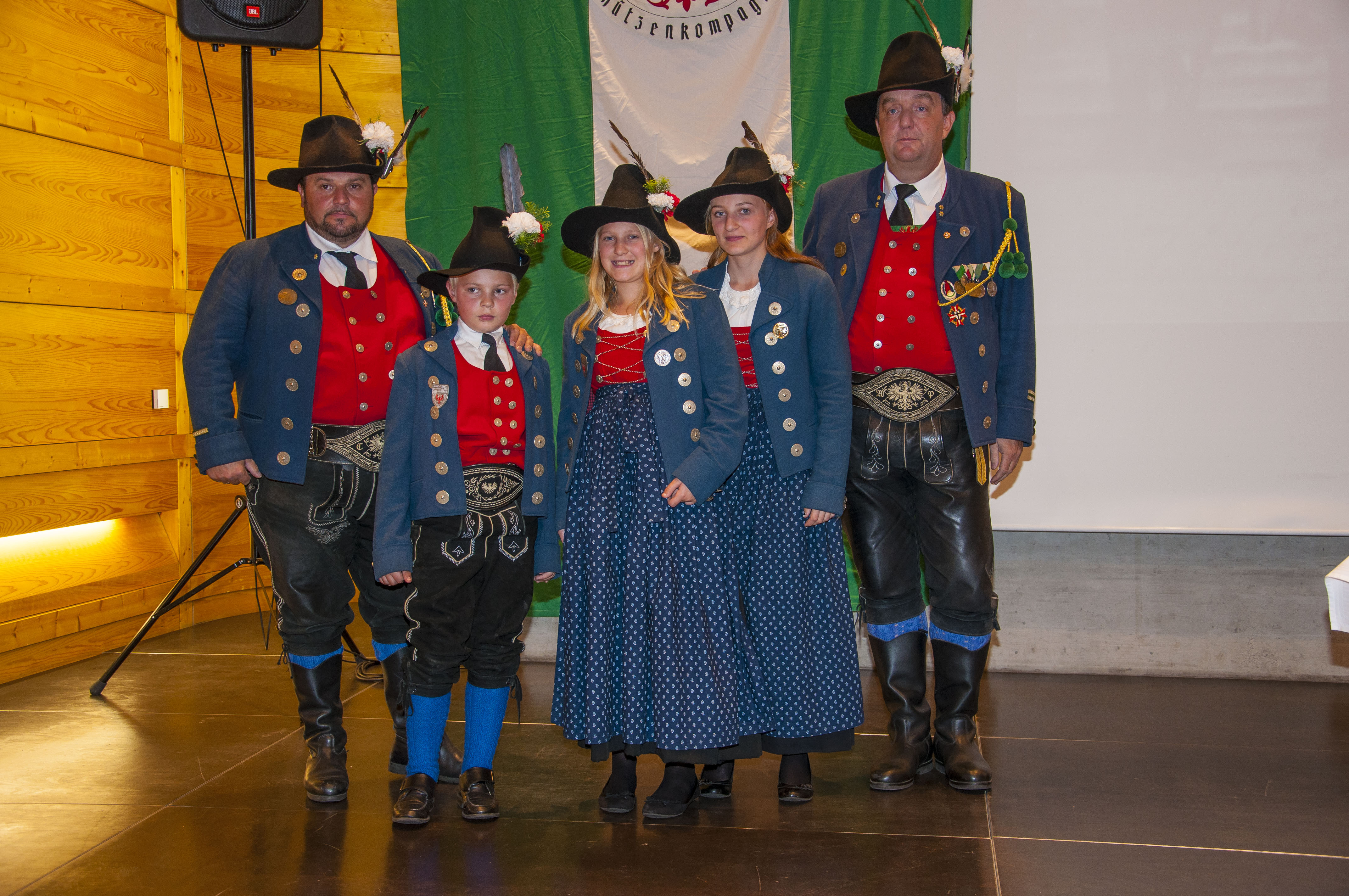 Es ist der Höhepunkt im Vereinsjahr der Schützen, wenn sie sich einmal pro Jahr zum Schützenjahrtag treffen. Vizebürgermeister Christoph Kaufmann war unter den geladenen Gästen und ist selber seit etlichen Jahren Mitglied der Speckbacher Schützenkompanie.
Im Rahmen dieses feierlichen Anlasses wurden auch verdiente Mitglieder geehrt und nach dem offiziellen Teil folgte das gemütliche Beisammensein, das die Kameradschaft der Kompanien untereinander nachhaltig bestärkt.