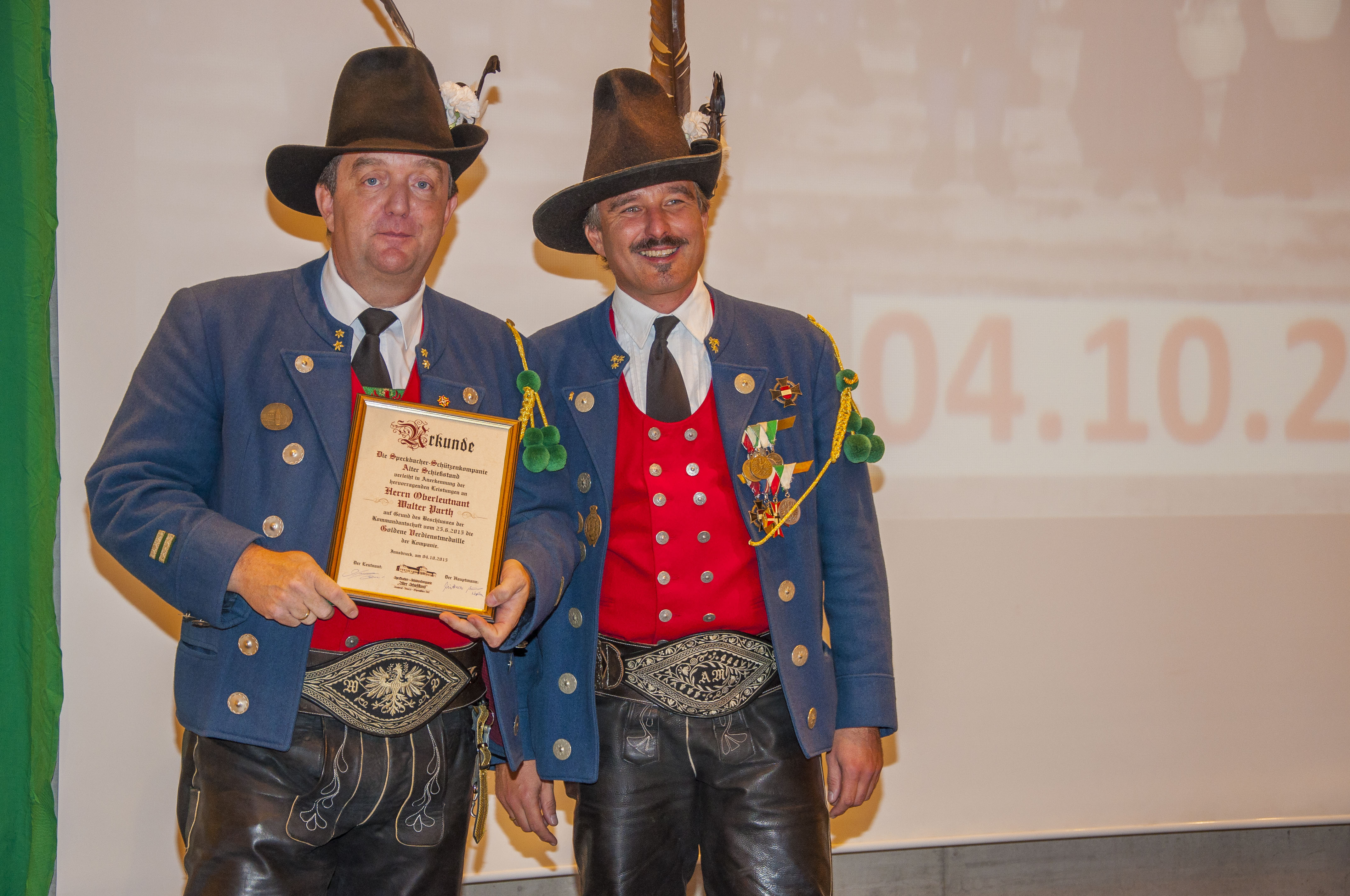Es ist der Höhepunkt im Vereinsjahr der Schützen, wenn sie sich einmal pro Jahr zum Schützenjahrtag treffen. Vizebürgermeister Christoph Kaufmann war unter den geladenen Gästen und ist selber seit etlichen Jahren Mitglied der Speckbacher Schützenkompanie.
Im Rahmen dieses feierlichen Anlasses wurden auch verdiente Mitglieder geehrt und nach dem offiziellen Teil folgte das gemütliche Beisammensein, das die Kameradschaft der Kompanien untereinander nachhaltig bestärkt.