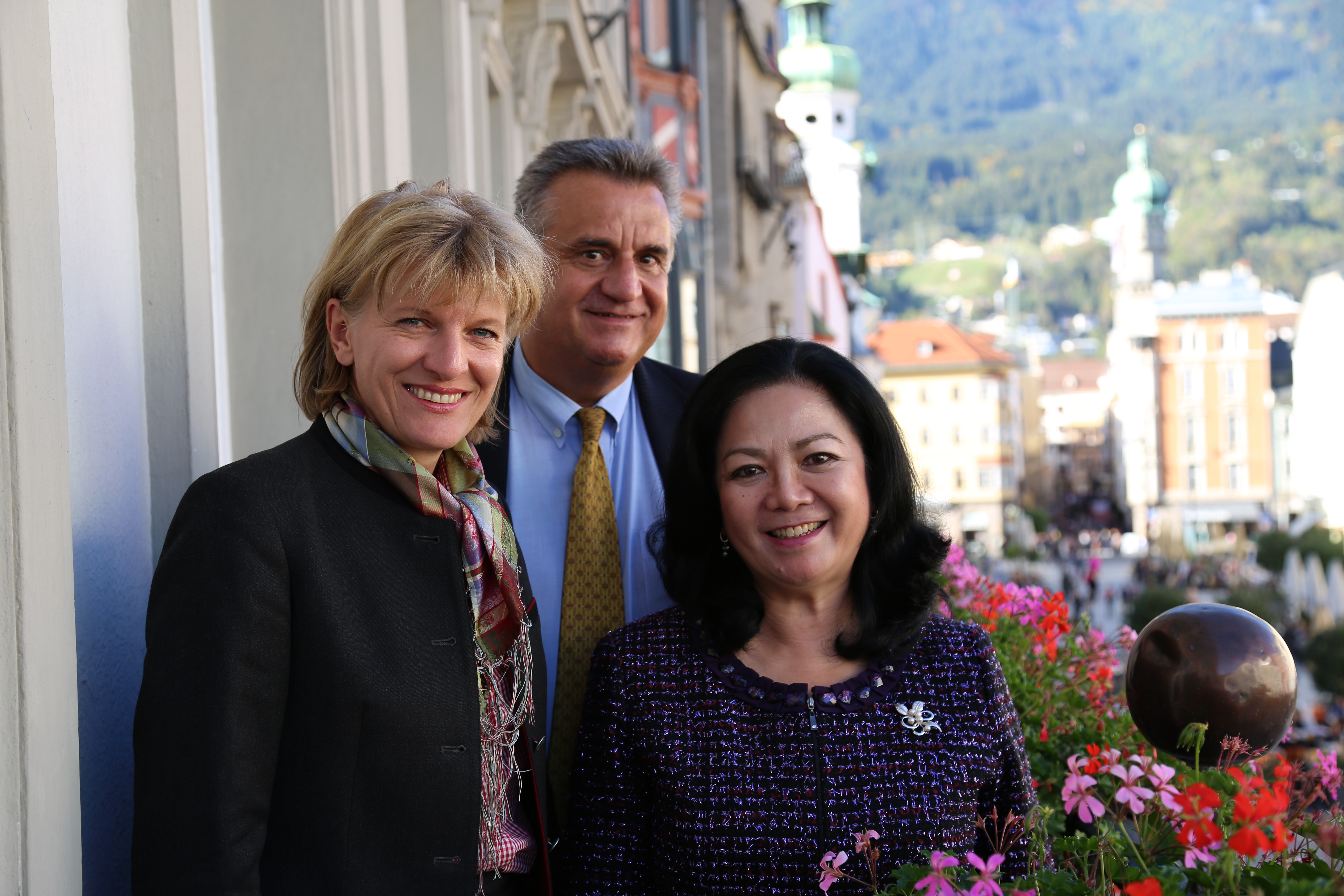 Die Philippinische Botschafterin Maria Zeneida Angara-Collinson (r.) mit Honorarkonsul Christian Traweger (Mitte) zu Besuch bei Innsbrucks Bürgermeisterin Christine Oppitz-Plörer (l.). Collinson war begeistert und tief beeindruckt vom alpin-urbanen Charakter Innsbrucks und den zahlreichen kulturellen sowie sportlichen Angeboten, aber auch denen im Bildungsbereich.