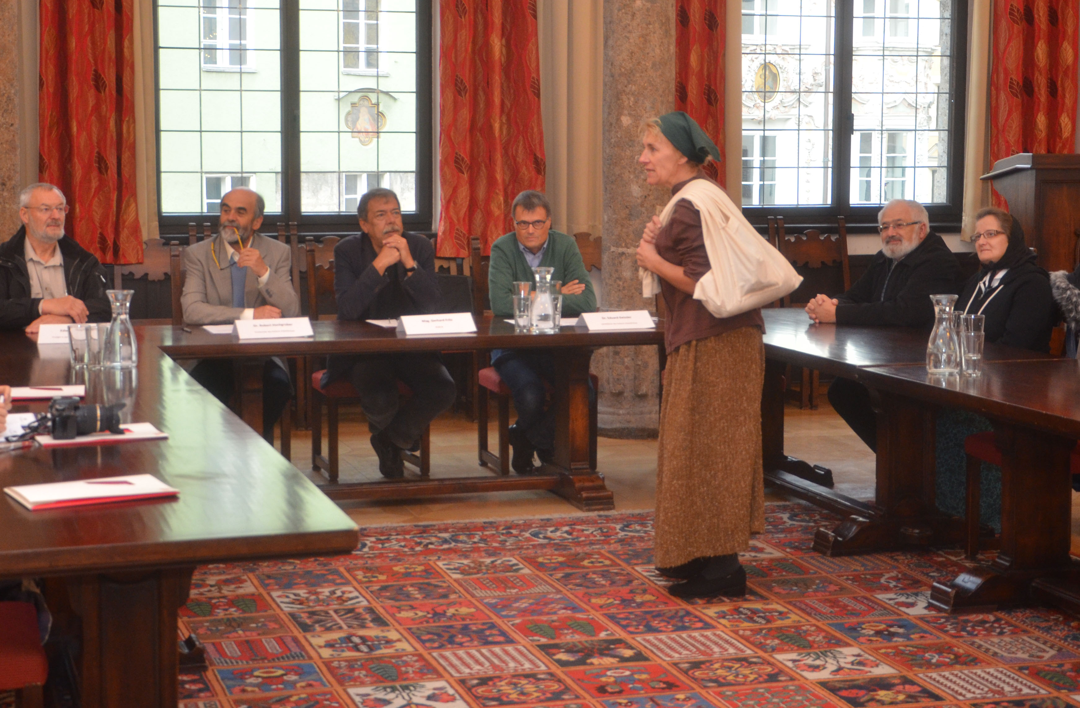 Während der Pressekonferenz unternahmen die Anwesenden eine Reise in die Vergangenheit und lauschten interessiert einer künstlerischen Darbietung.