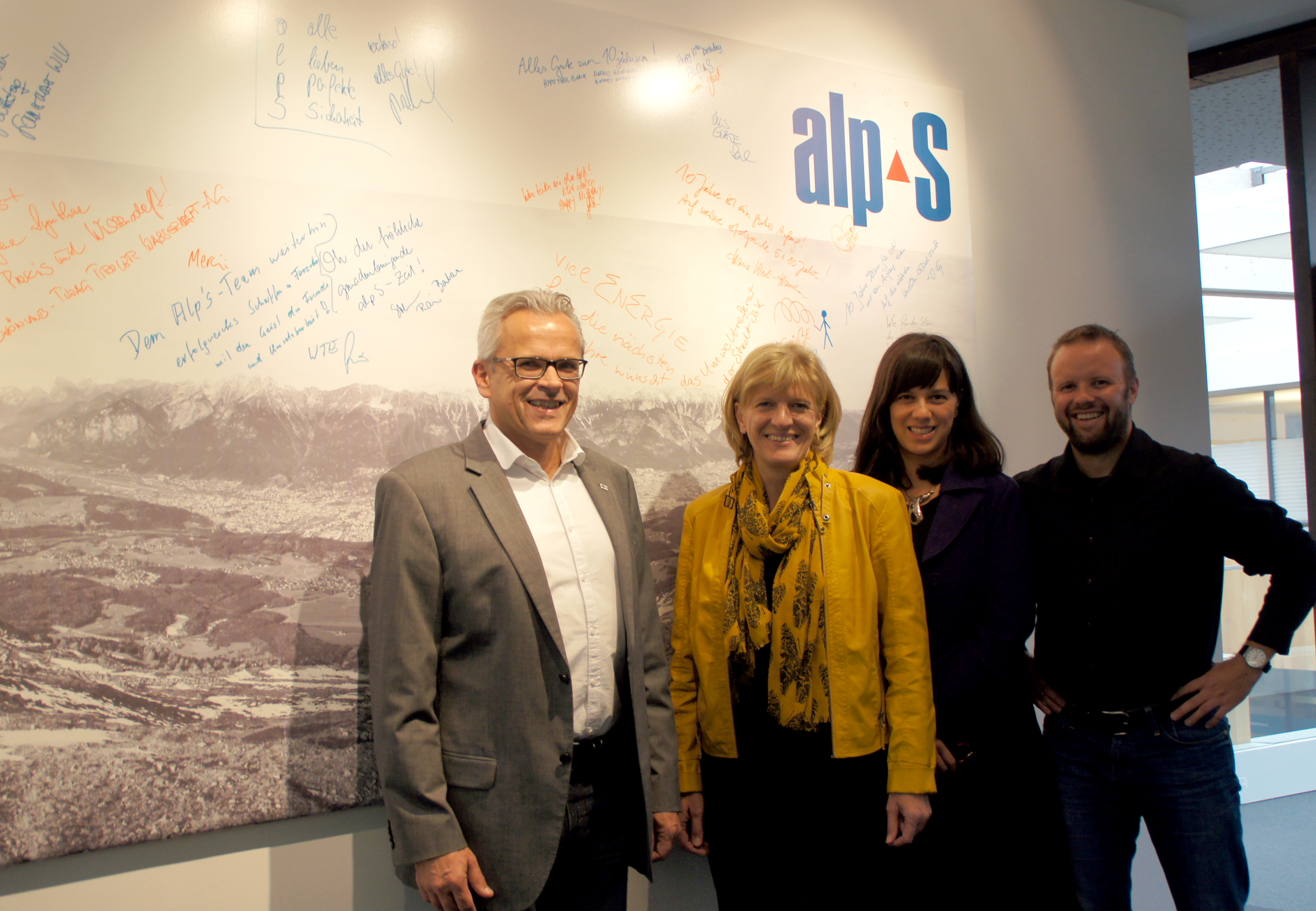 Empfingen Bürgermeisterin Christine Oppitz-Plörer in ihrem Betrieb (v.l.): Eric Veulliet (CEO), Angela Michiko Hama (Operative wissenschaftliche Leitung) und Stefan Ortner (Vize-CEO).