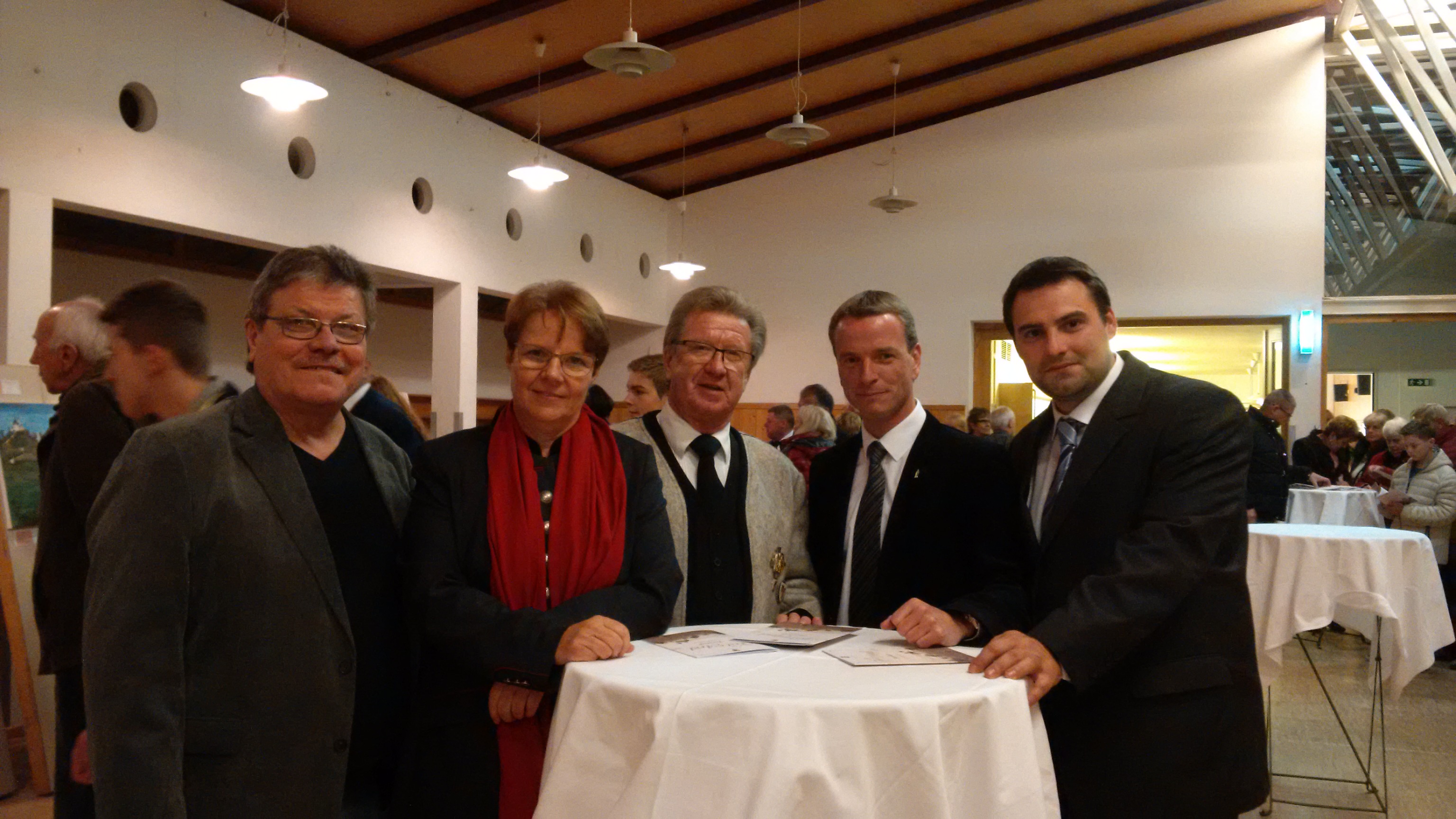 Bürgermeisterin Christine Oppitz-Plörer und Vizebürgermeister Christoph Kaufmann besuchten die Festmesse mit Bischof Manfred Scheuer anlässlich 350 Jahre Kalvarienberg in Arzl.  Die neu restaurierte Kapellen strahlten mit der Sonne um die Wette und alle Beteiligten genossen den aussergewöhnlichen Herbsttag. 
Am Samstag fand im Vereinsheim Arzl die Ausstellung der KünstlerInnen Patrizia Karg, Walter Pröller und Harry Pletzer zum Thema 350 Jahre Kalvarienberg  statt. Vor der Ausstellung wurde von der Musikkapelle Arzl und der Speckbacher Schützenkompanie Rum der Tiroler Zapfenstreich zelebriert. Unter den zahlreichen Gästen waren auch Vizebürgermeister Christoph Kaufmann, Gemeinderätin Herlinde Keuschnigg und Gemeinderat Franz Hitzl anwesend.